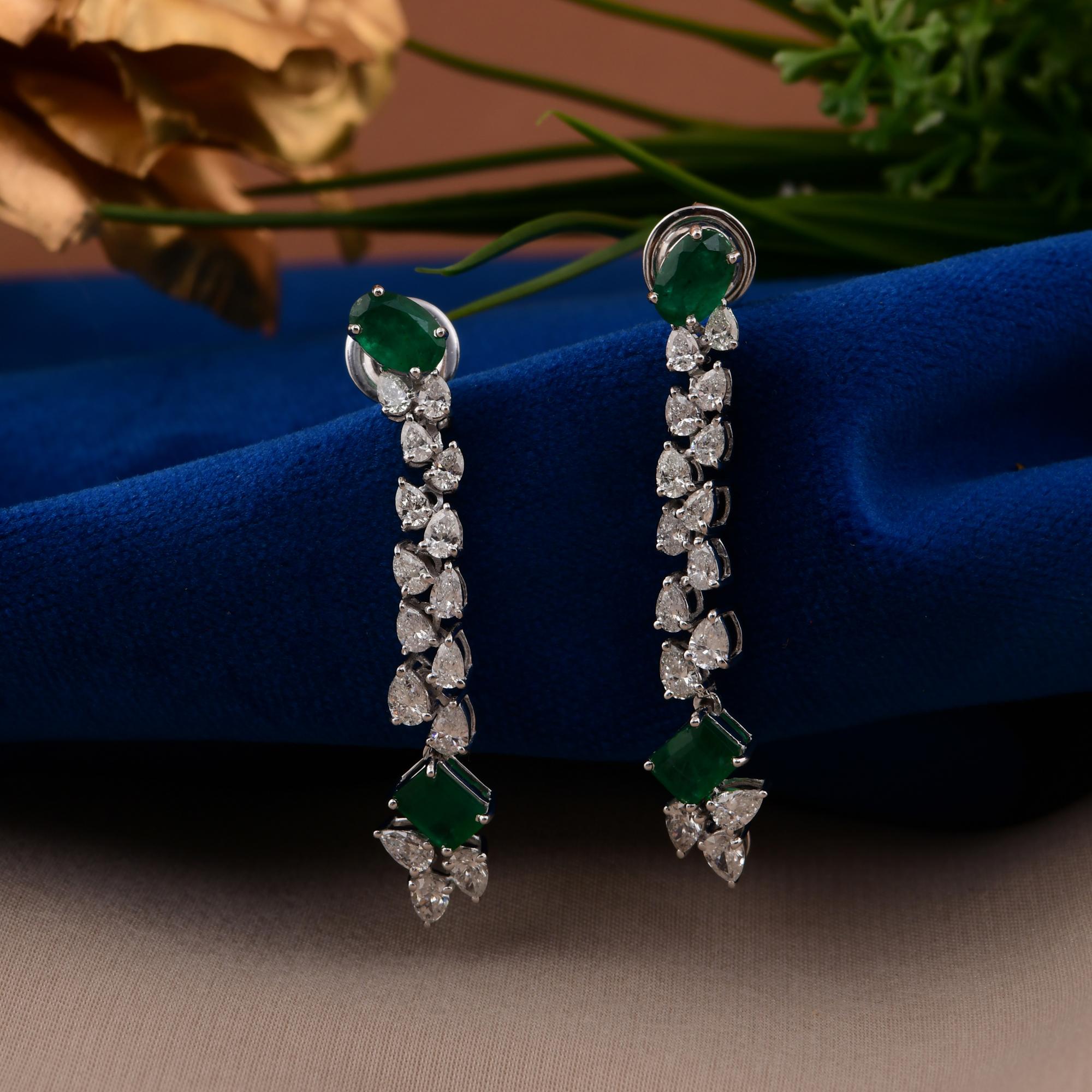 Moderno Orecchini a pendente con smeraldo dello Zambia SI/H Pear Brilliante Cut Diamond Oro bianco 14k in vendita