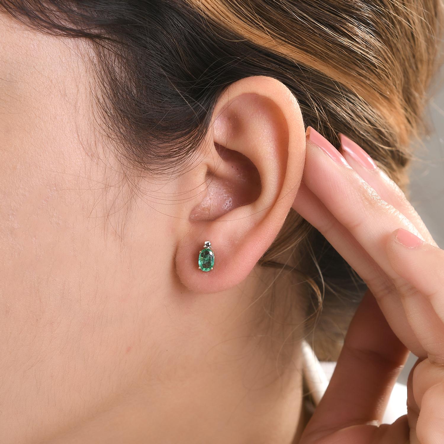 Taille ovale Boucles d'oreilles en or jaune 14k avec diamant et émeraude de Zambie en vente