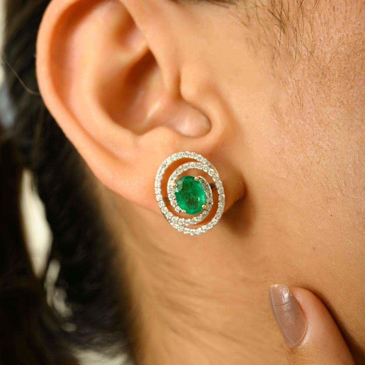 Boucles d'oreilles en or jaune 18 carats avec double halo d'émeraudes et de diamants de Zambie Pour femmes en vente
