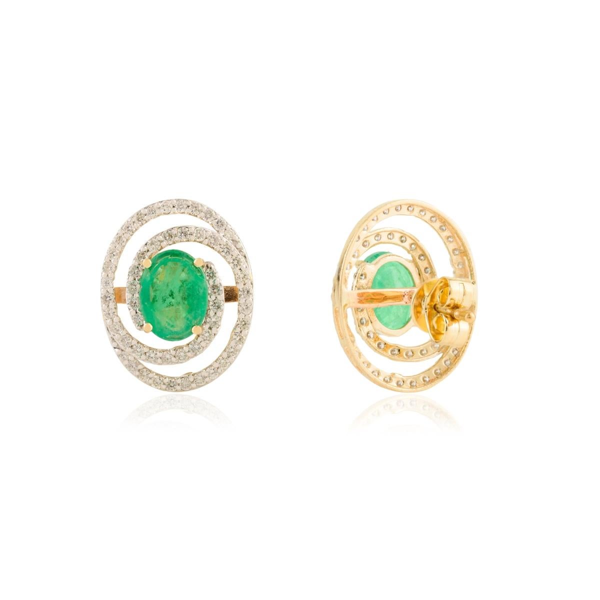 Boucles d'oreilles en or jaune 18 carats avec double halo d'émeraudes et de diamants de Zambie en vente 1