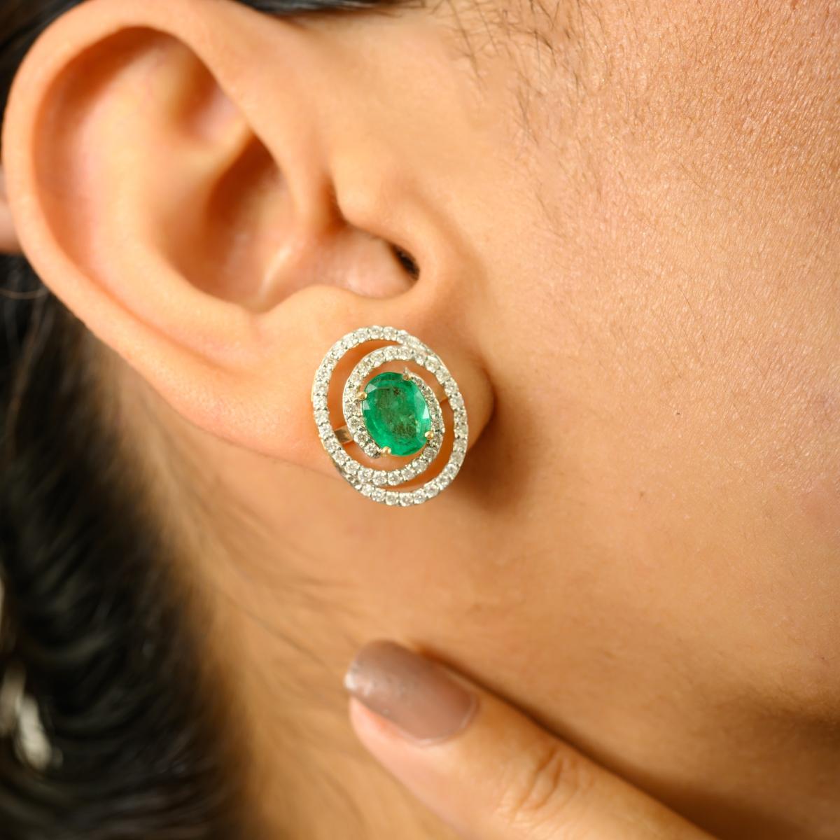 Boucles d'oreilles en or jaune 18 carats avec double halo d'émeraudes et de diamants de Zambie en vente 2