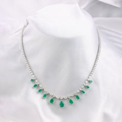 Collana con smeraldo dello Zambia e diamanti a goccia, in oro bianco 18 carati, gioiello di alta gioielleria realizzato a mano