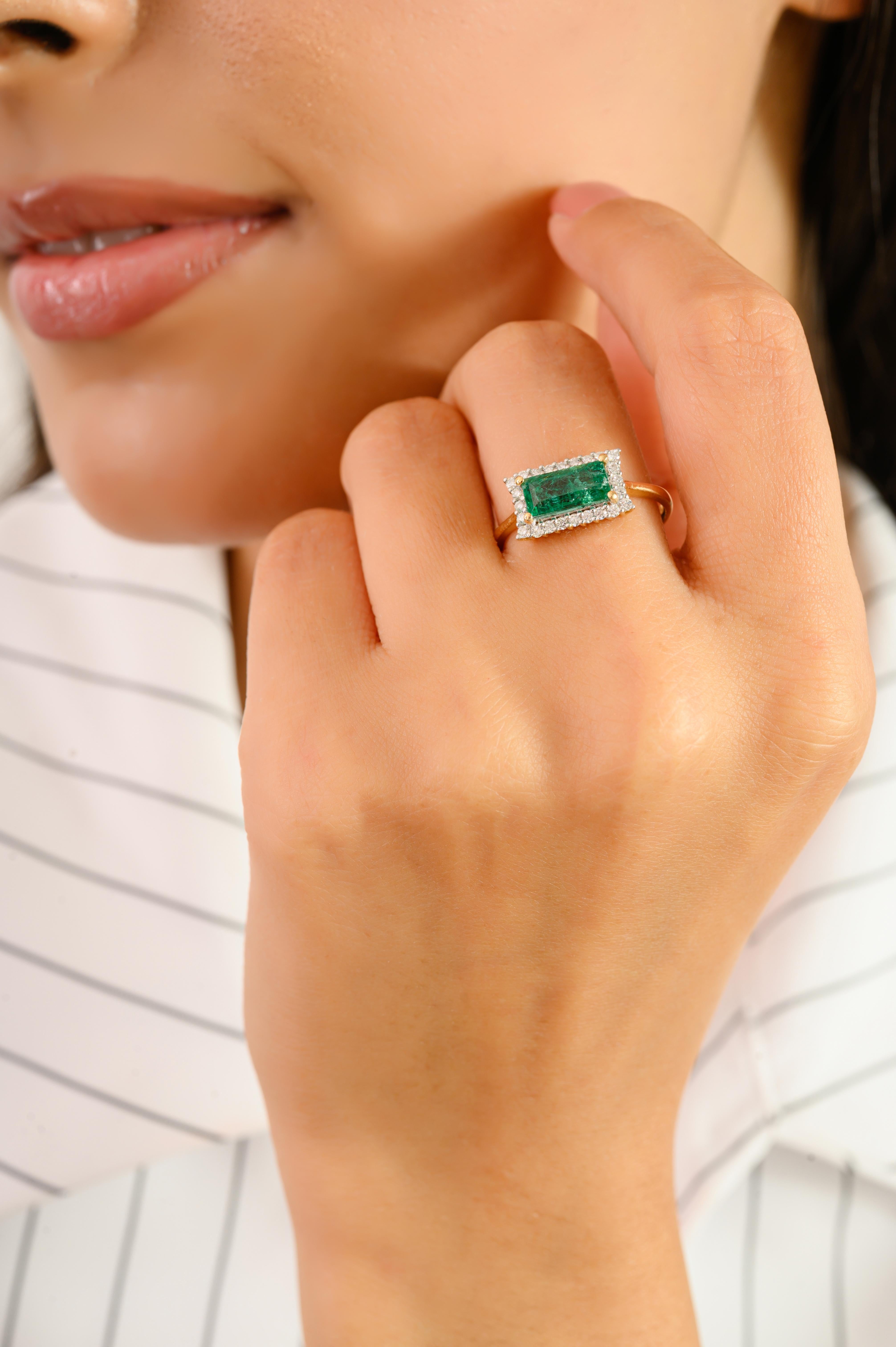 Im Angebot: Sambischer Smaragd & Diamant East To West Halo Verlobungsring in 14k Gelbgold () 6