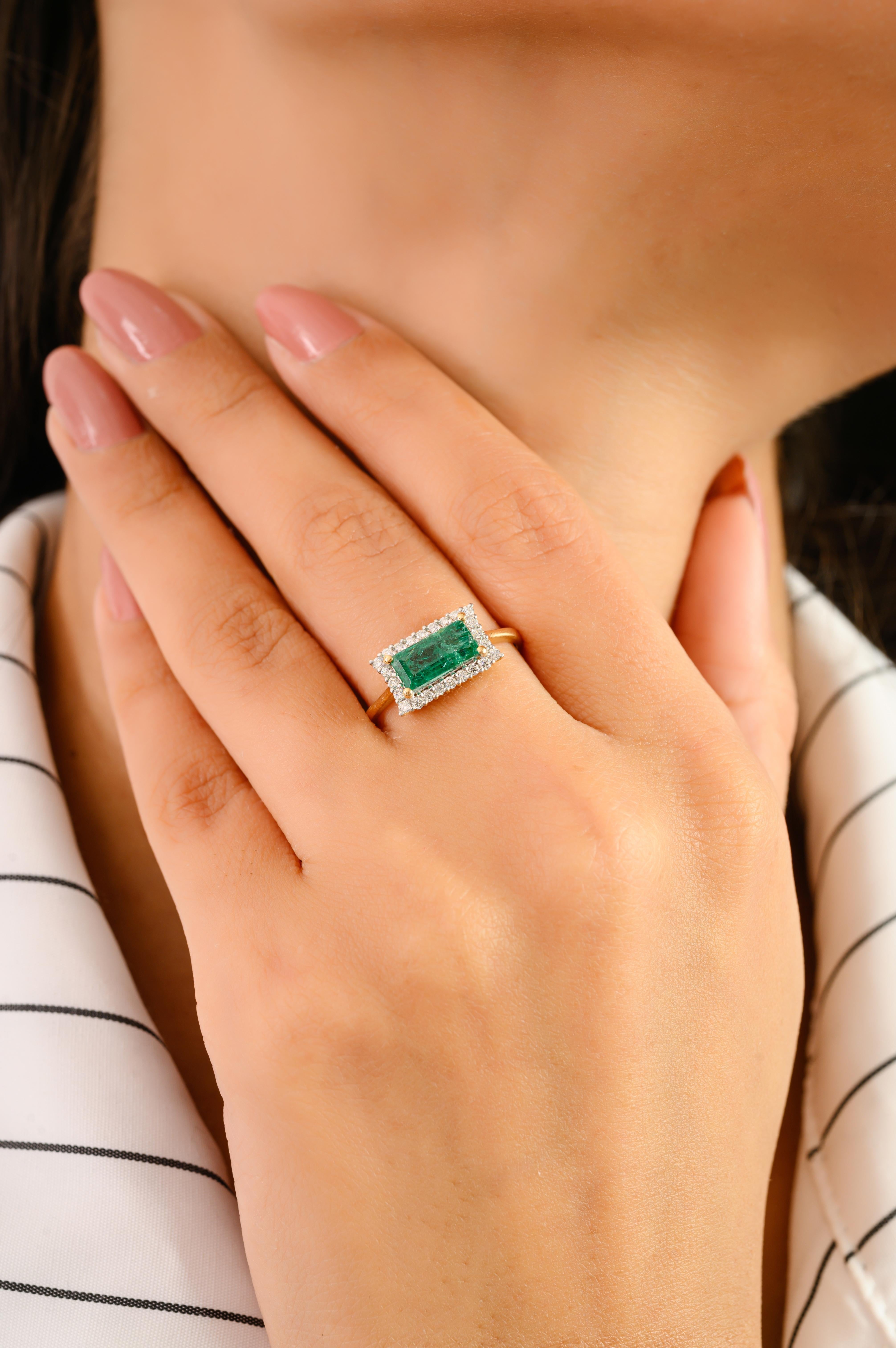 Im Angebot: Sambischer Smaragd & Diamant East To West Halo Verlobungsring in 14k Gelbgold () 8