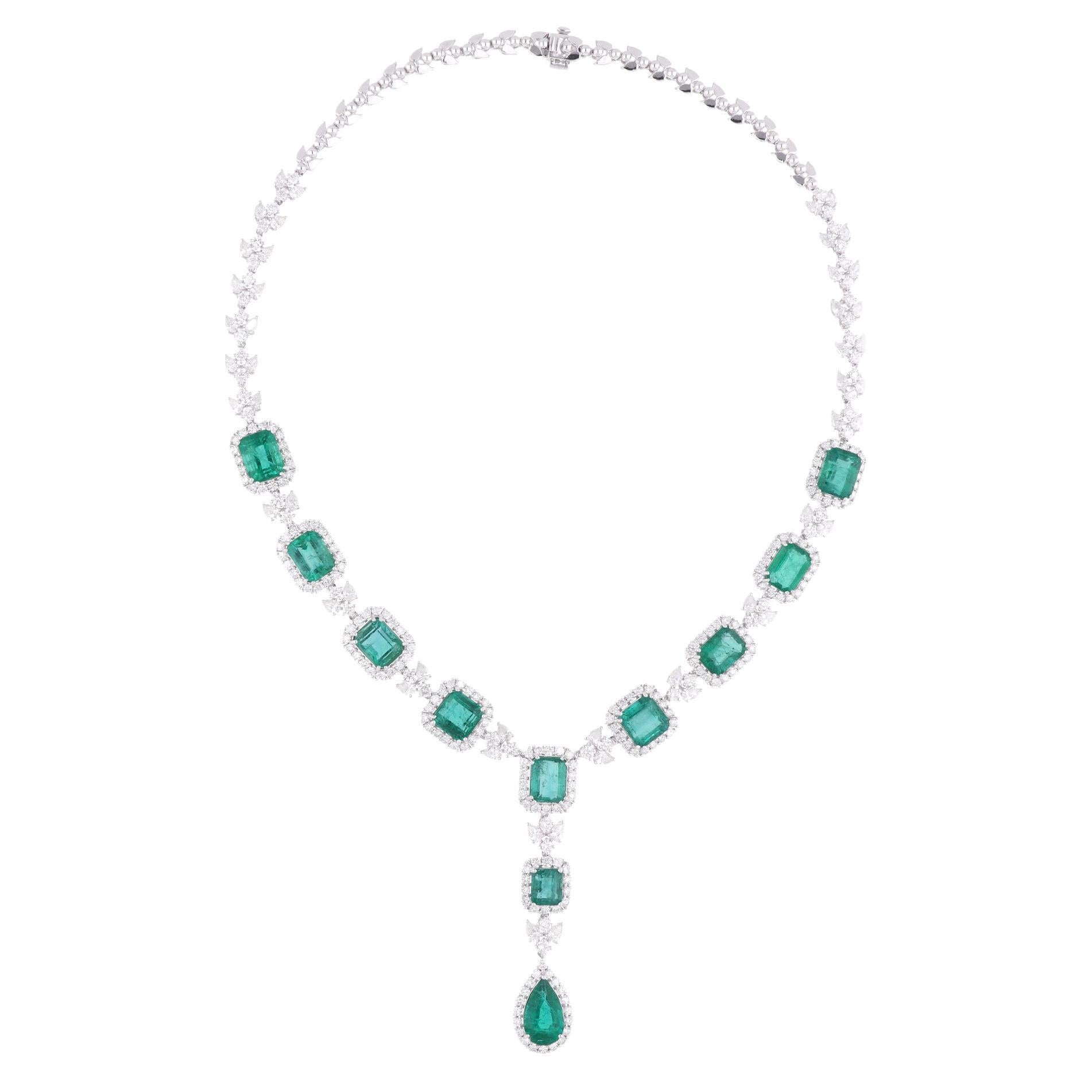 Taglio smeraldo Zambian Emerald Diamond Halo 14 Karat White Gold Collana a goccia fatta a mano in vendita
