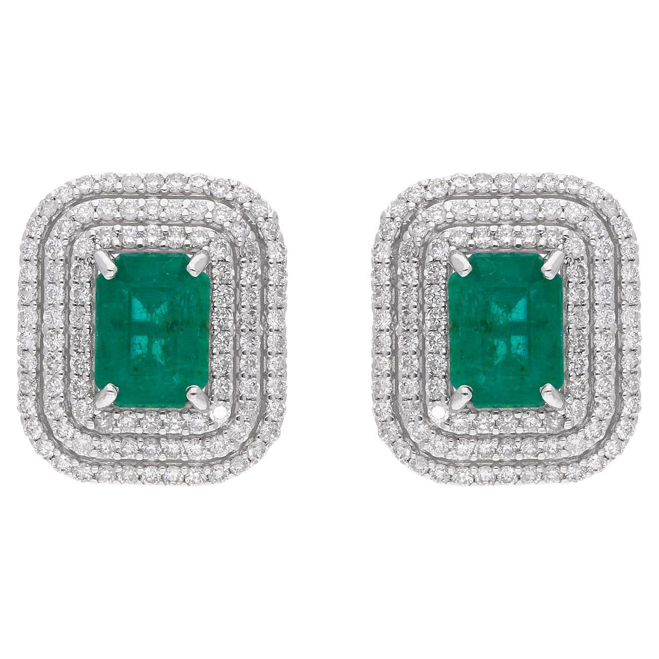 Art déco Boucles d'oreilles Halo en or blanc 14 carats Emeraude de Zambie Bijoux fins en vente