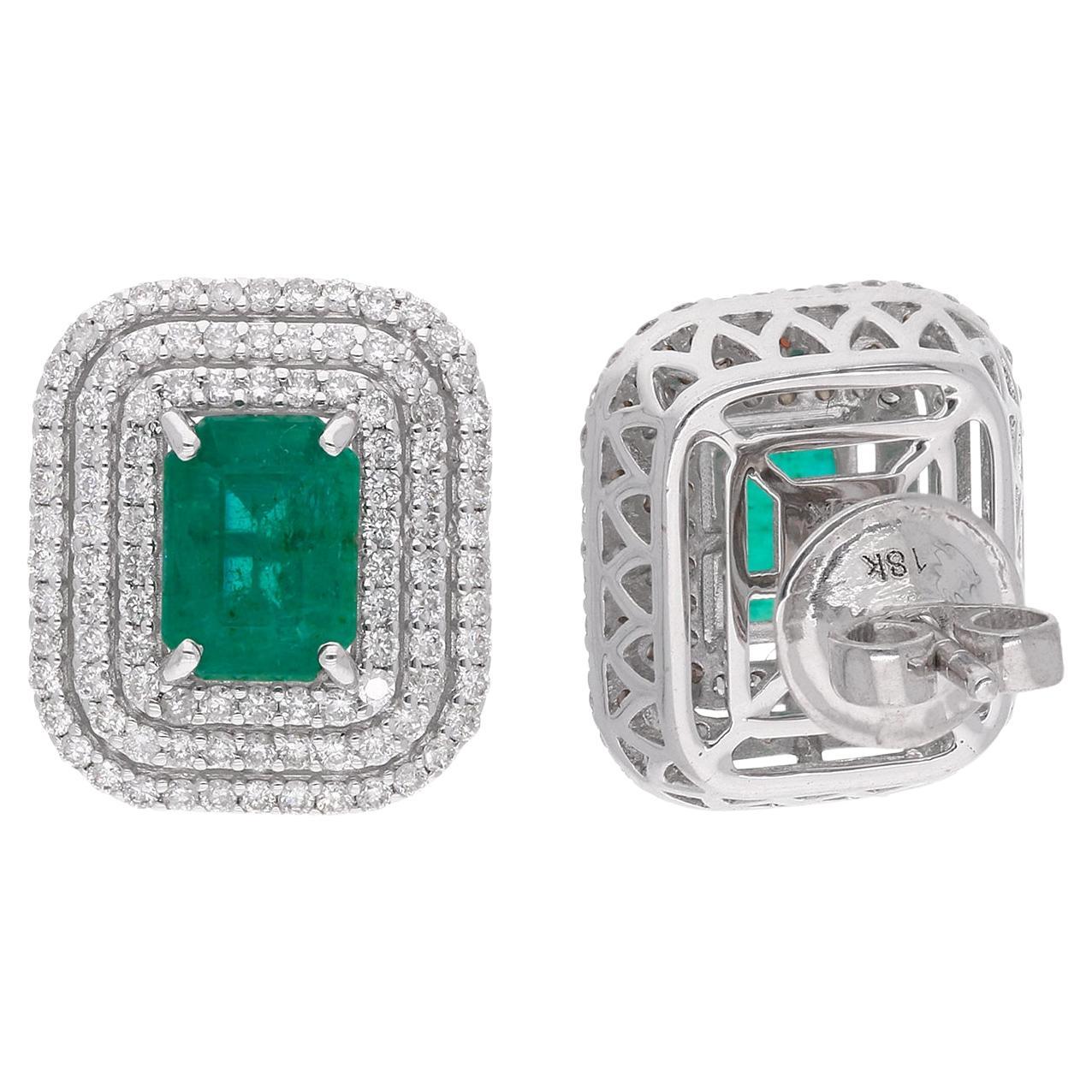 Boucles d
oreilles Halo en or blanc 14 carats Emeraude de Zambie Bijoux fins en vente