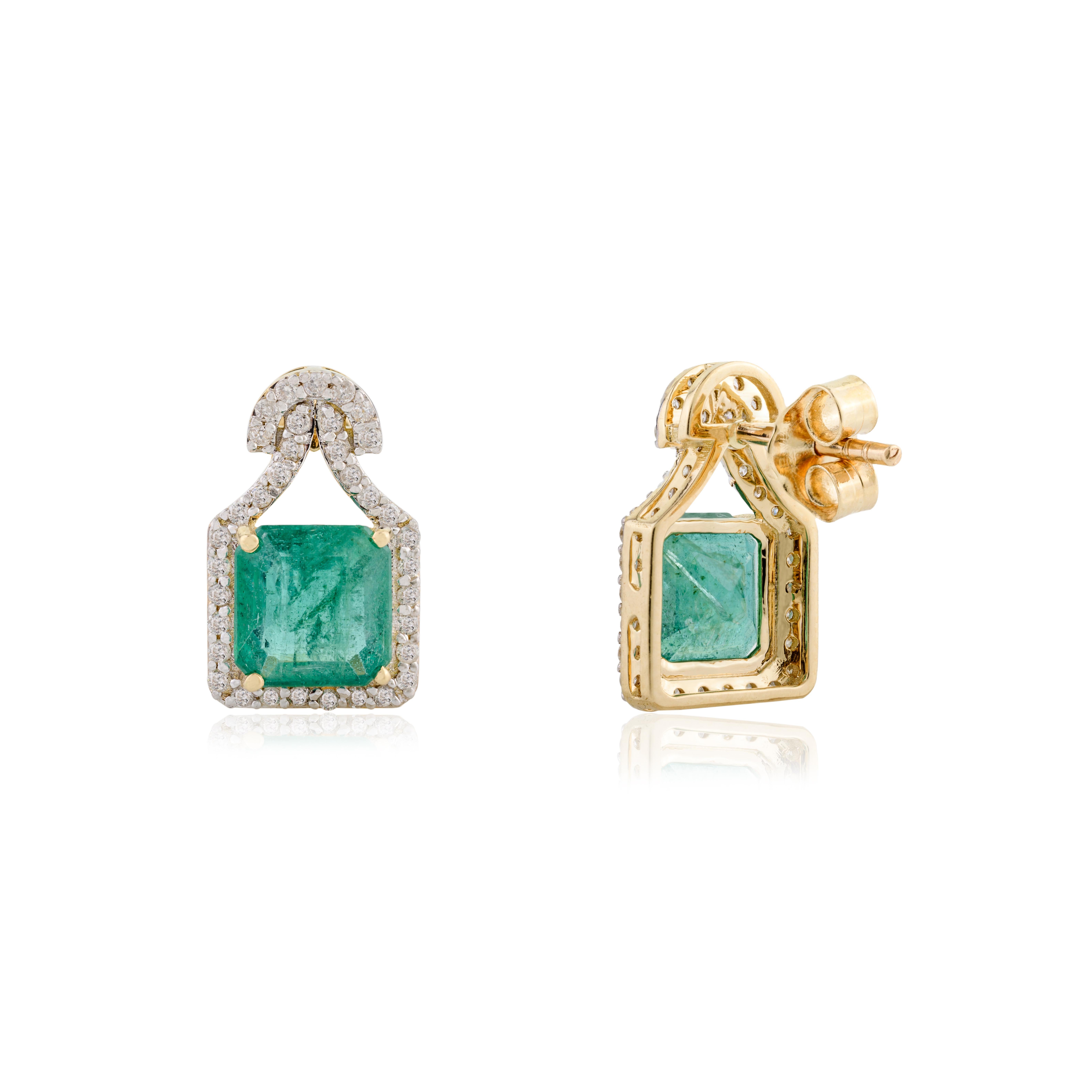 Orecchini a perno con diamante smeraldo dello Zambia Regalo per lei in oro giallo 18 carati In condizioni Nuovo in vendita a New York, NY