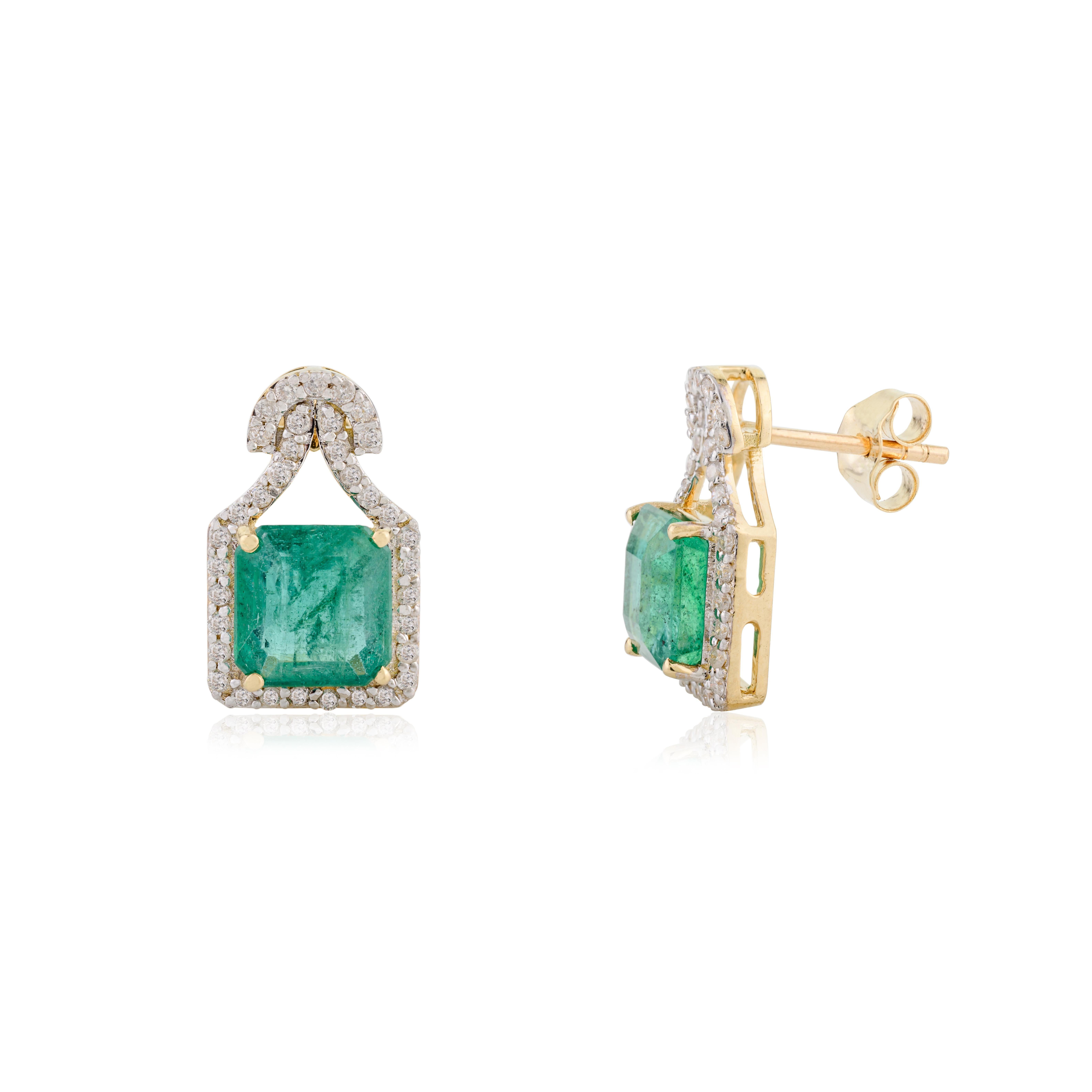 Donna Orecchini a perno con diamante smeraldo dello Zambia Regalo per lei in oro giallo 18 carati in vendita