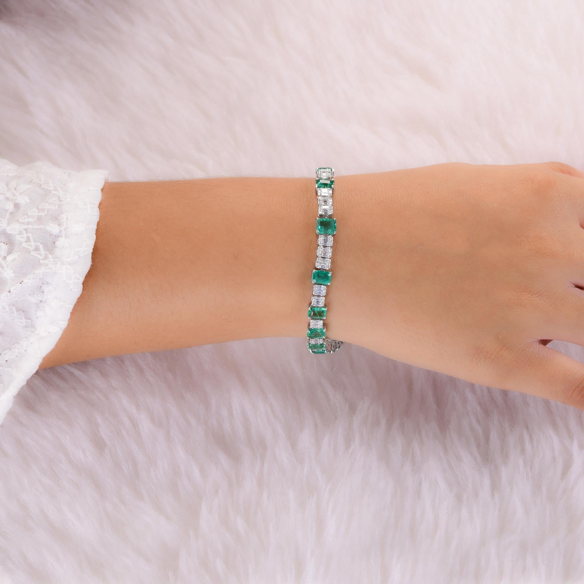 Ce bracelet de tennis en or blanc 18 carats à l'émeraude zambienne et au diamant se compose d'une émeraude de taille octogonale et de trois diamants sertis en rangée et après chaque émeraude, formant ainsi un bracelet de style tennis. 
Les émeraudes