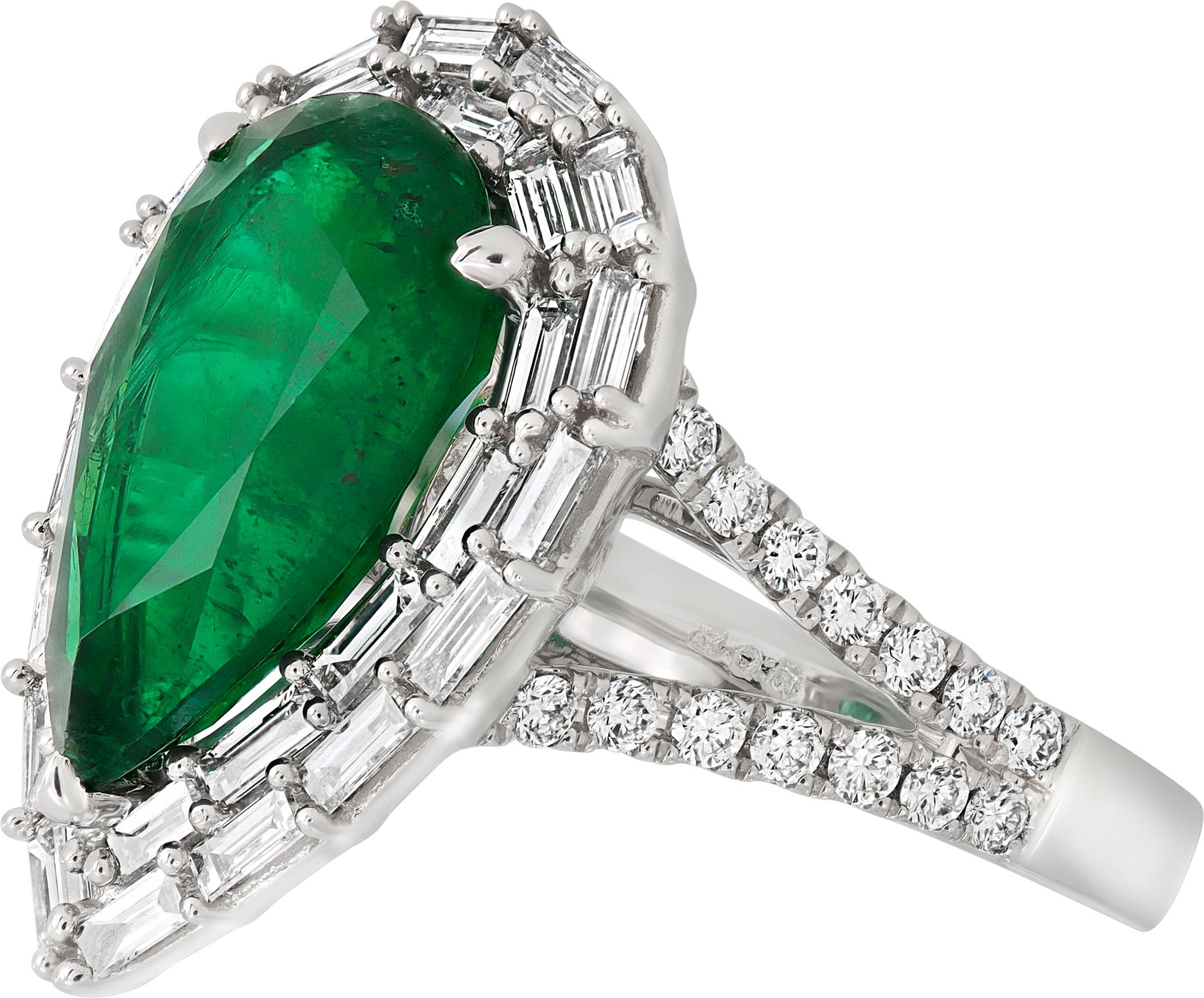 Zambian Emerald & Diamond White Gold Ring In Excellent Condition For Sale In Surfside, FL
