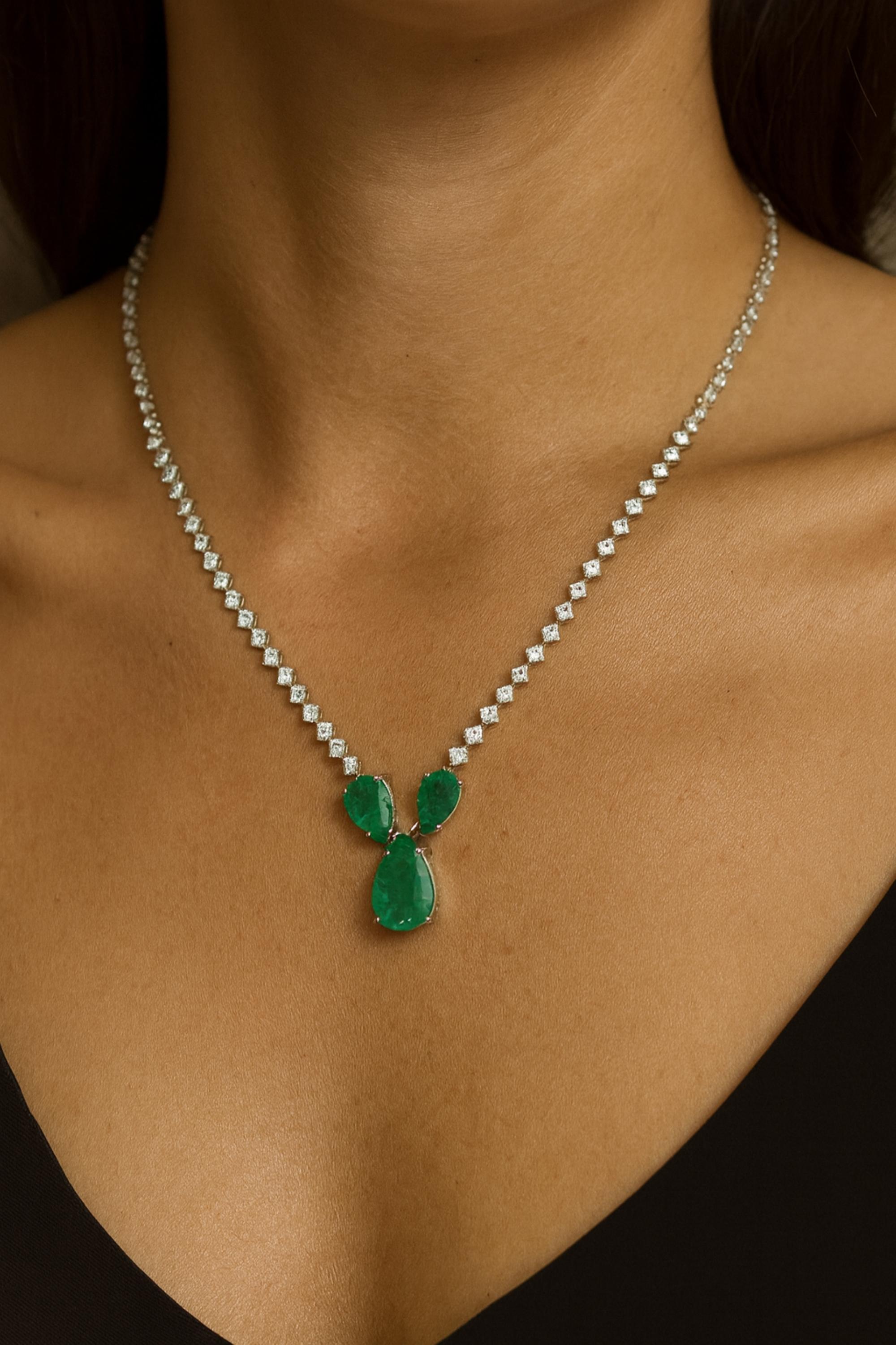 Zambian Emerald Drop Diamond Chain Collana in oro bianco 18 carati Gioielli di pregio 
Presenta una catena di diamanti brillanti a taglio rotondo dal design accurato. Al centro si trova uno splendido Trio di smeraldi a forma di pera.
Gli smeraldi
