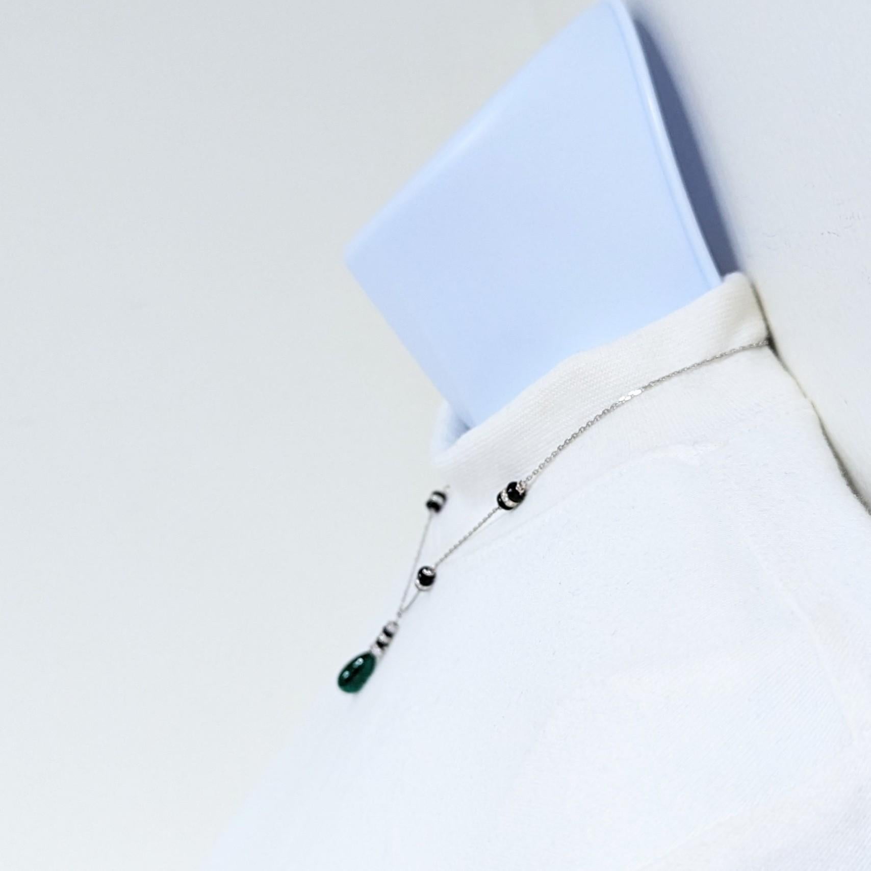 Zambianische Smaragd-Tropfen-Halskette aus 18 Karat Weißgold mit weißen Diamanten und Onyxperlen (Smaragdschliff) im Angebot