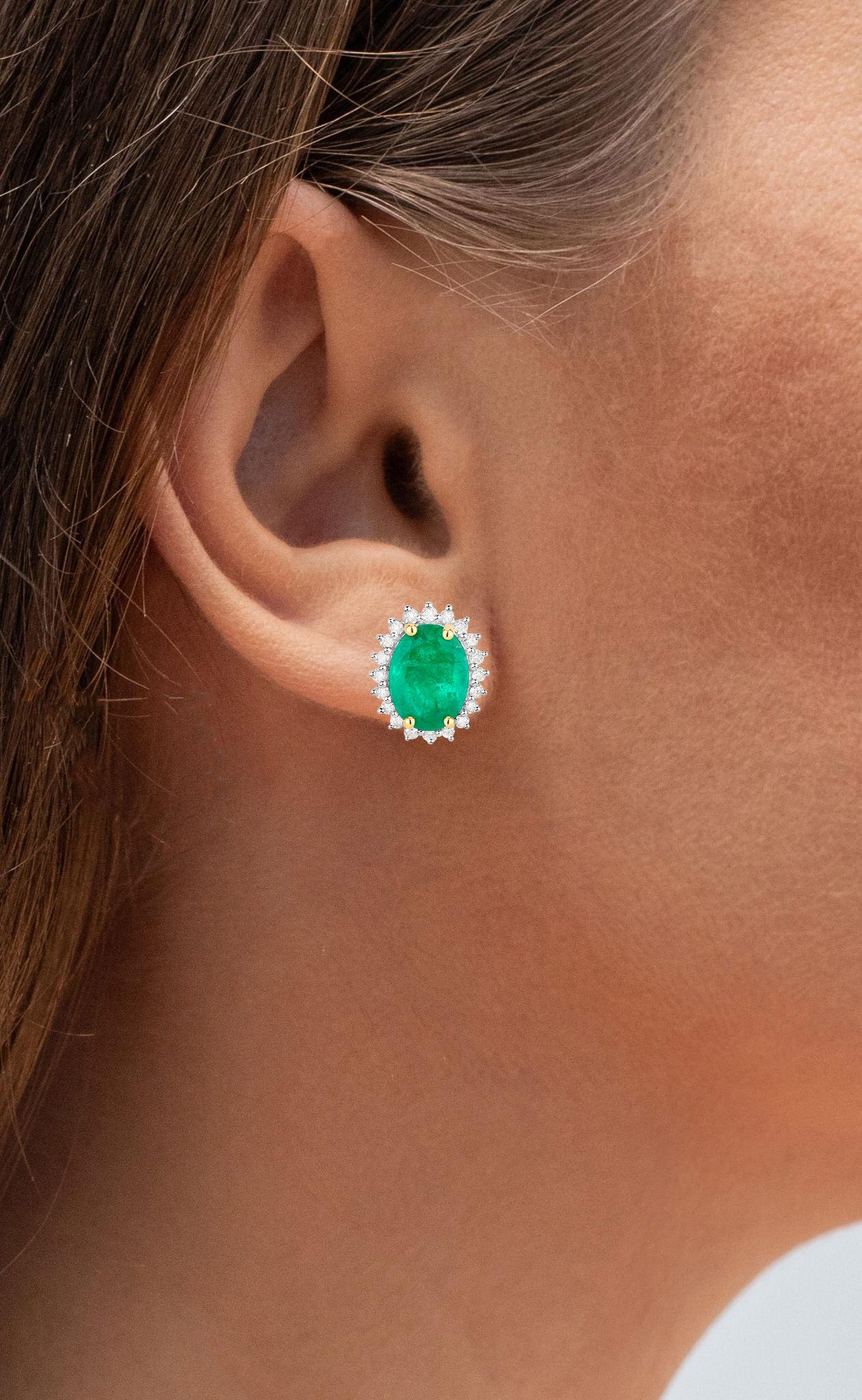 Taglio ovale Orecchini con smeraldo dello Zambia Diamanti 2,65 carati Oro giallo 14K in vendita