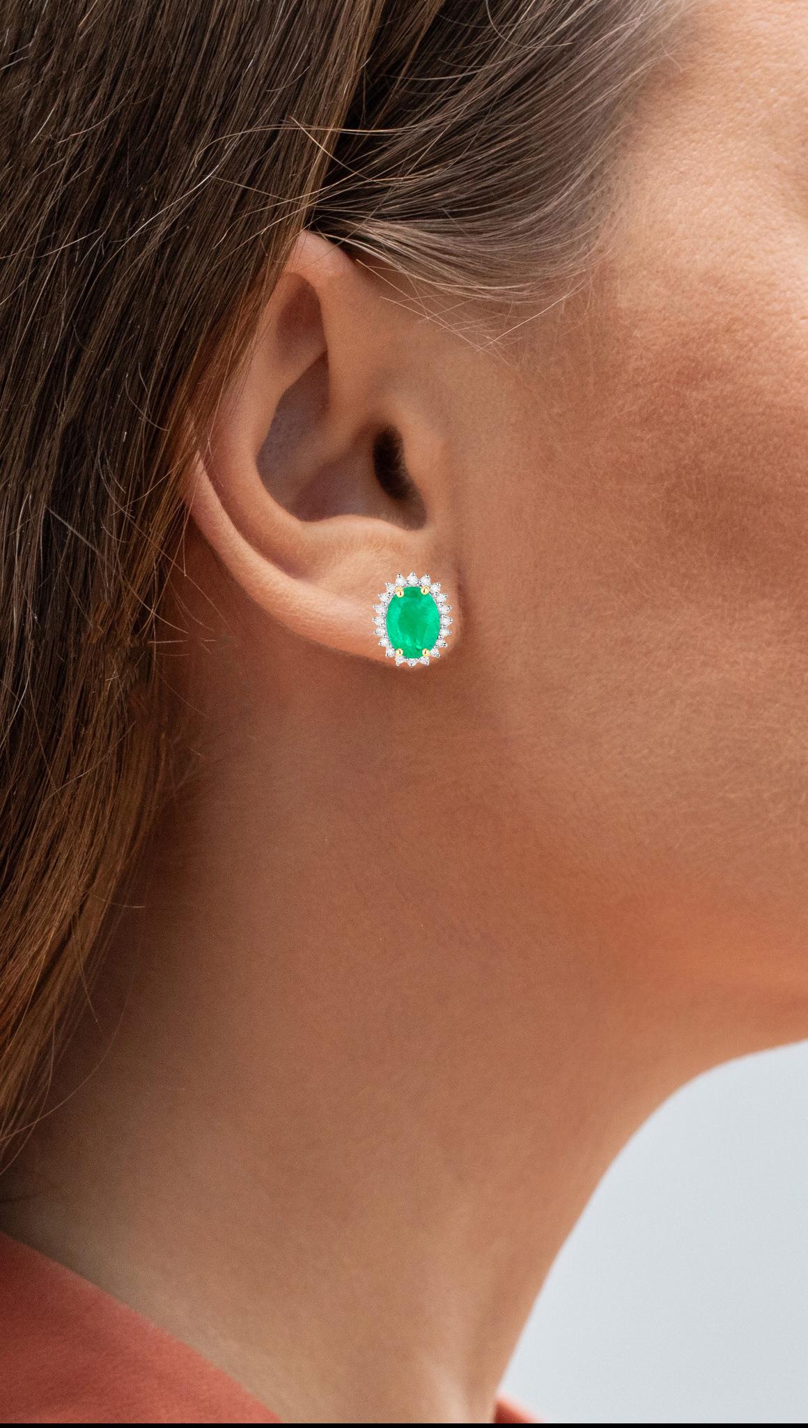 Es kommt mit dem Gemmologischen Gutachten von GIA GG/AJP
Alle Edelsteine sind natürlich
2 sambische Smaragde = 2,40 Karat
40 Diamanten = 0,25 Karat
Metall: 10K Gelbgold
Abmessungen: 11 x 9 x 6 mm