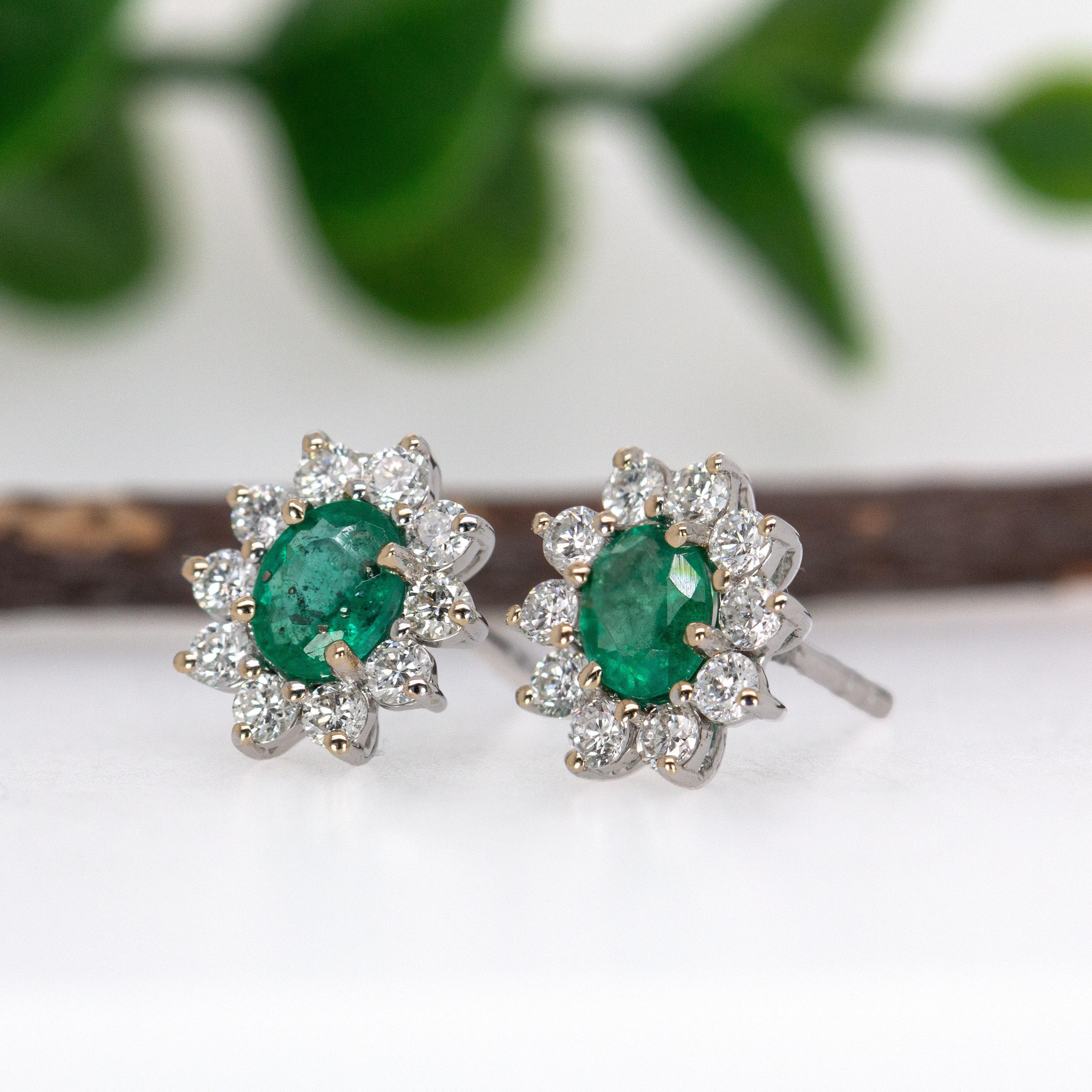 Pendientes de esmeralda de Zambia con diseño de halo floral de diamantes en oro macizo de 14 quilates OV 5x4mm Art Decó en venta