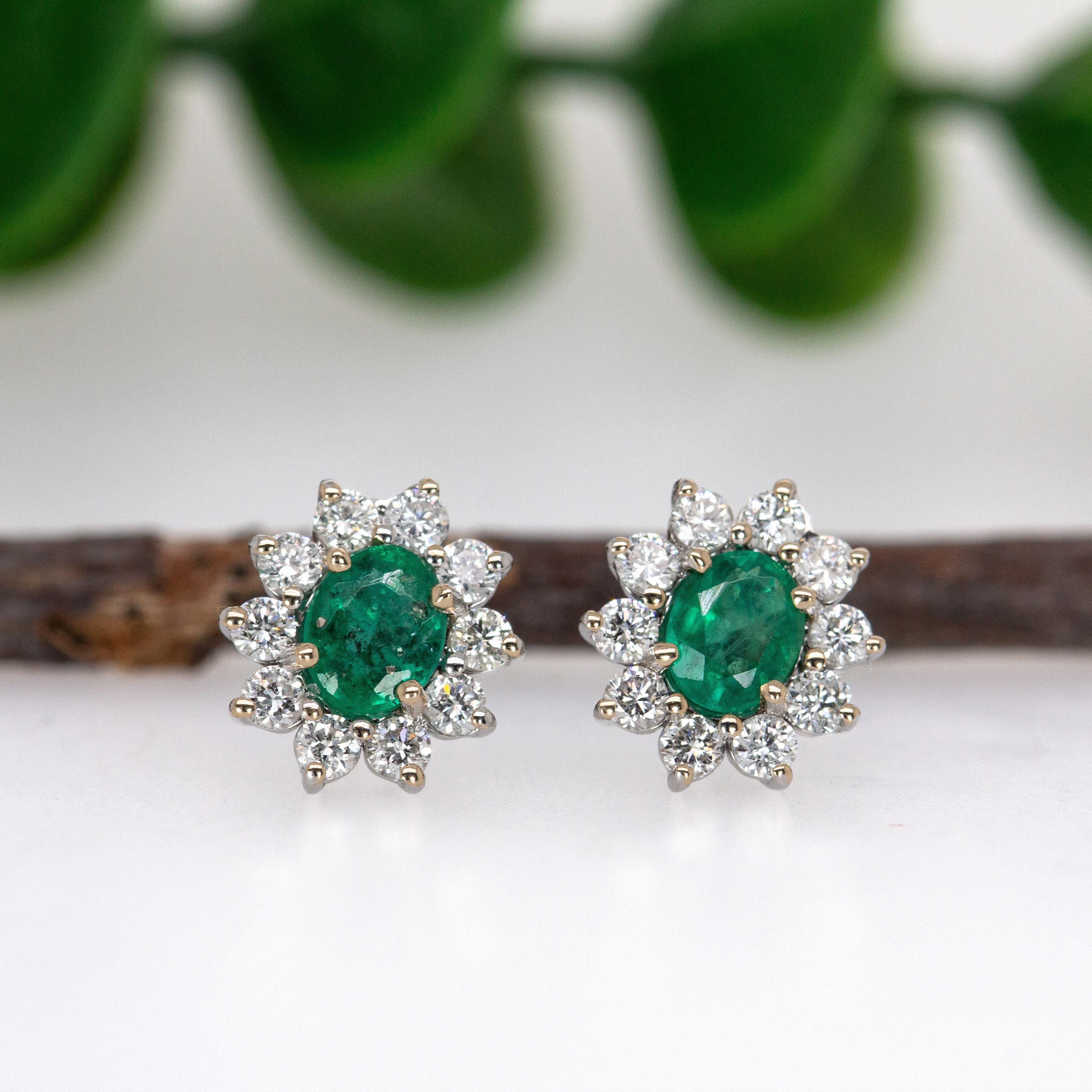 Pendientes de esmeralda de Zambia con diseño de halo floral de diamantes en oro macizo de 14 quilates OV 5x4mm Corte oval en venta