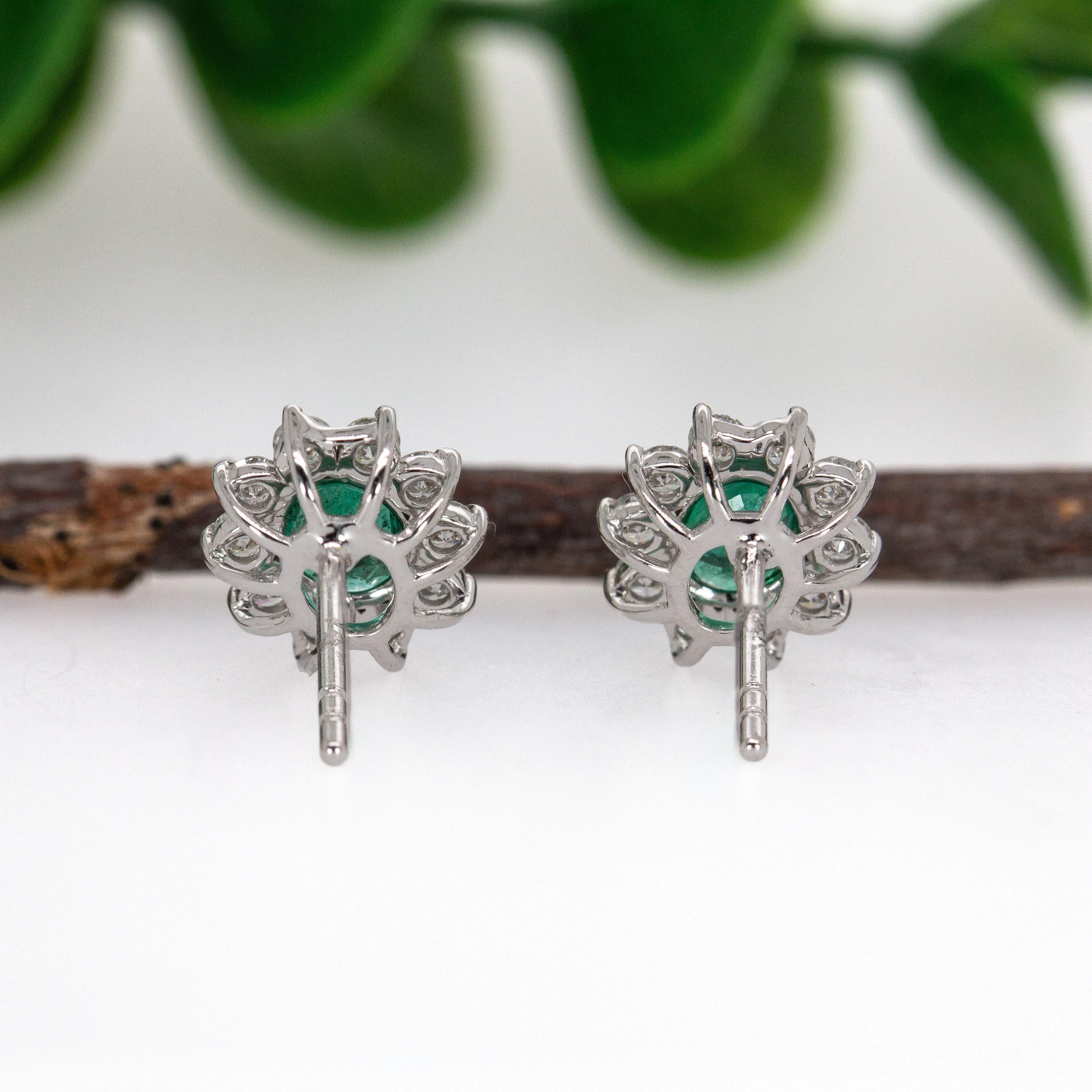 De las mujeres Pendientes de esmeralda de Zambia con diseño de halo floral de diamantes en oro macizo de 14 quilates OV 5x4mm en venta