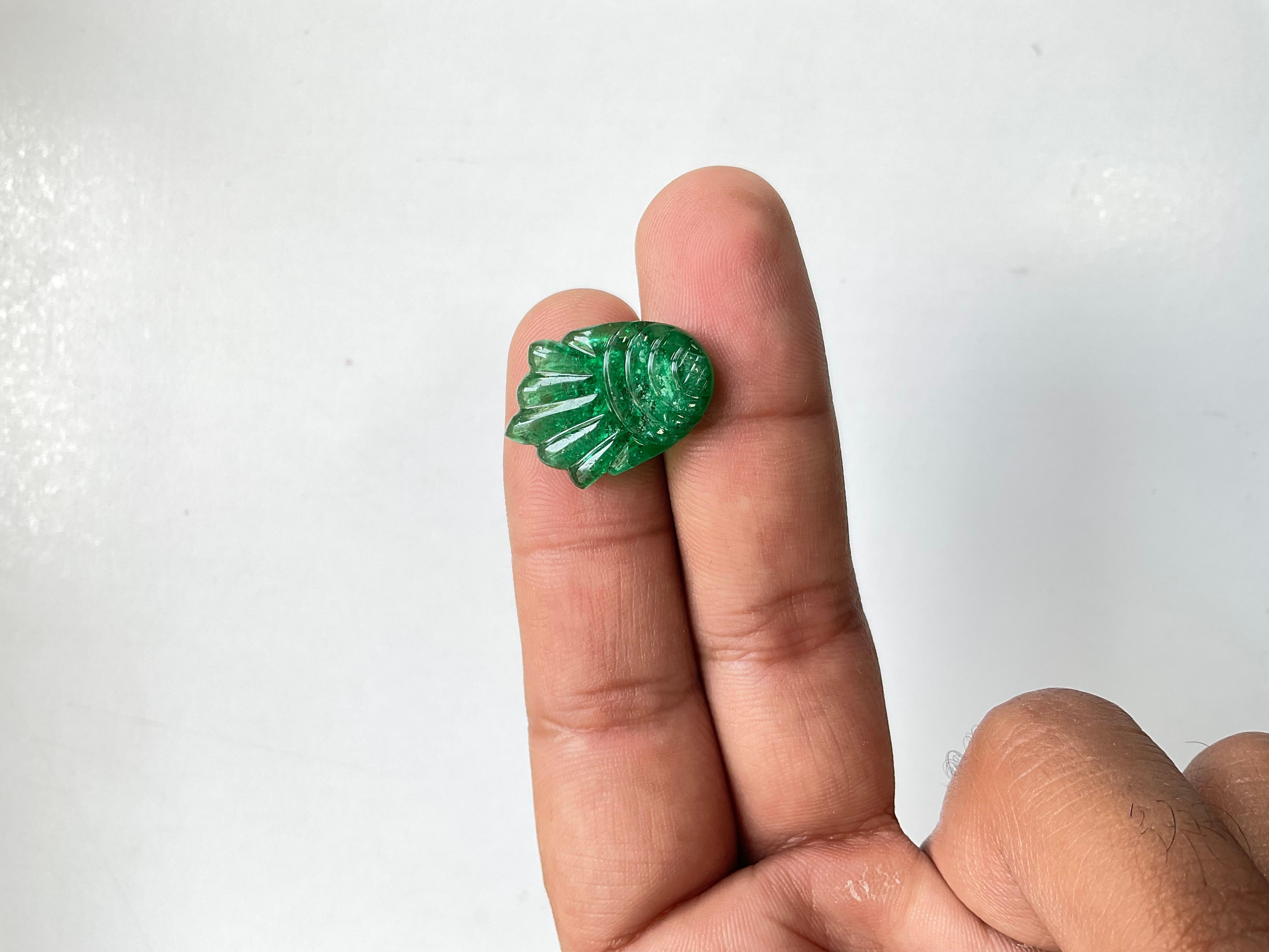 Zambian Emerald Fancy Crown Carved Cabochon Loose Gemstone for Jewelry In New Condition For Sale In Jaipur, RJ