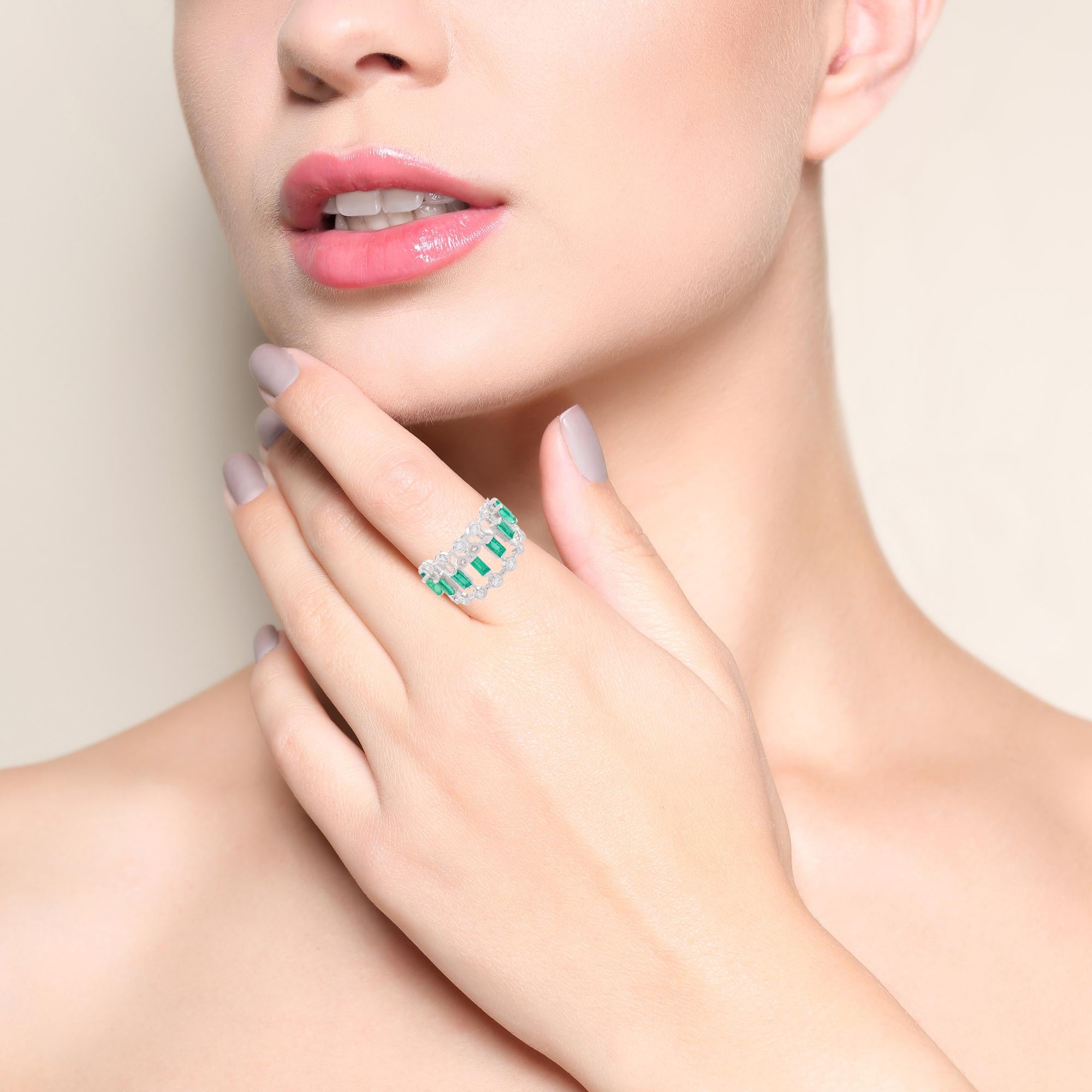 Handgefertigter Baguette-Smaragd-Edelstein-Ring mit Diamant 14k Weißgold (Rundschliff) im Angebot
