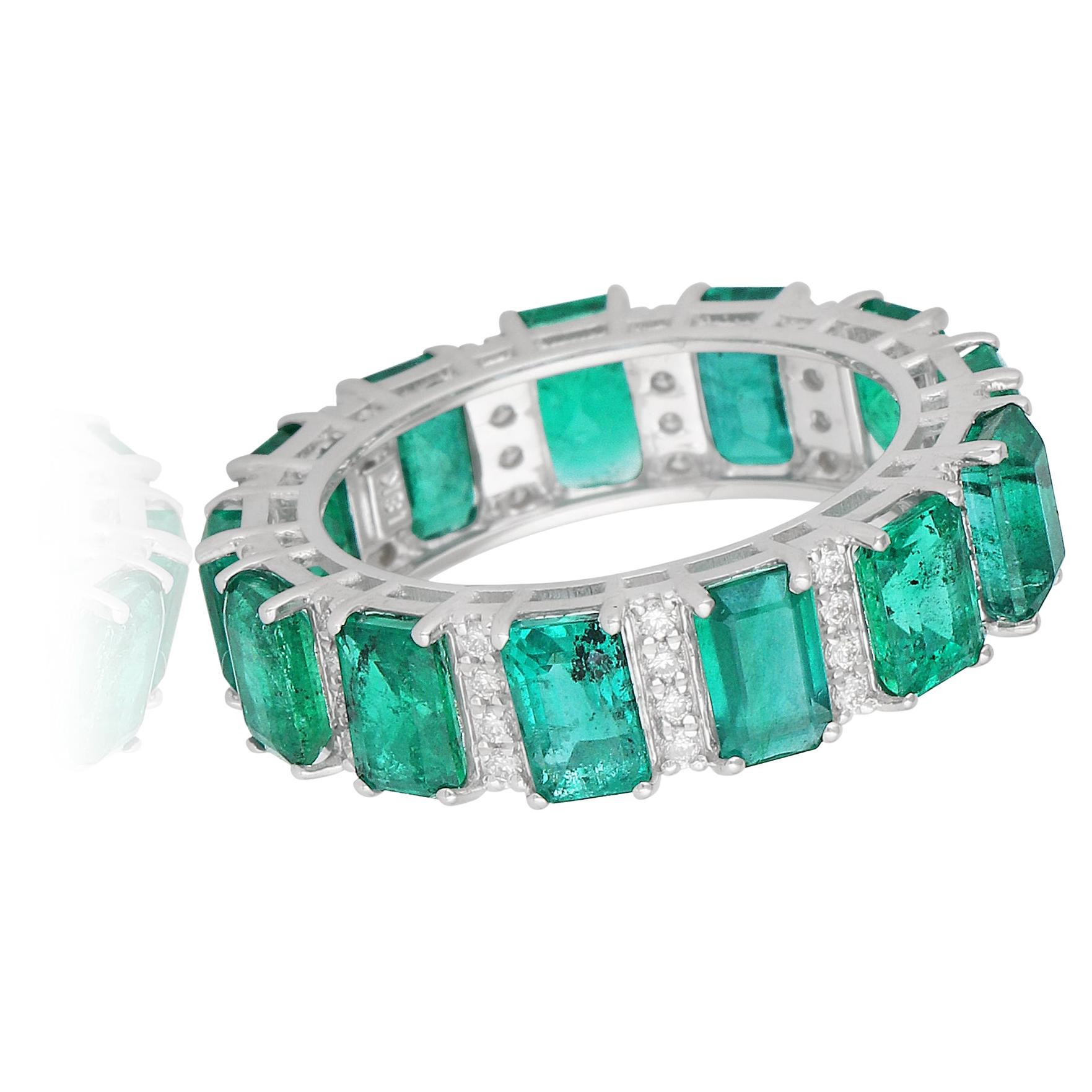 Ornez votre doigt de la beauté exquise de cette bague à anneau en émeraude de Zambie, rehaussée d'un pavé de diamants et sertie dans de l'or blanc 18 carats. Fabriquée à la main à la perfection, cette bague est un exemple étonnant de joaillerie fine
