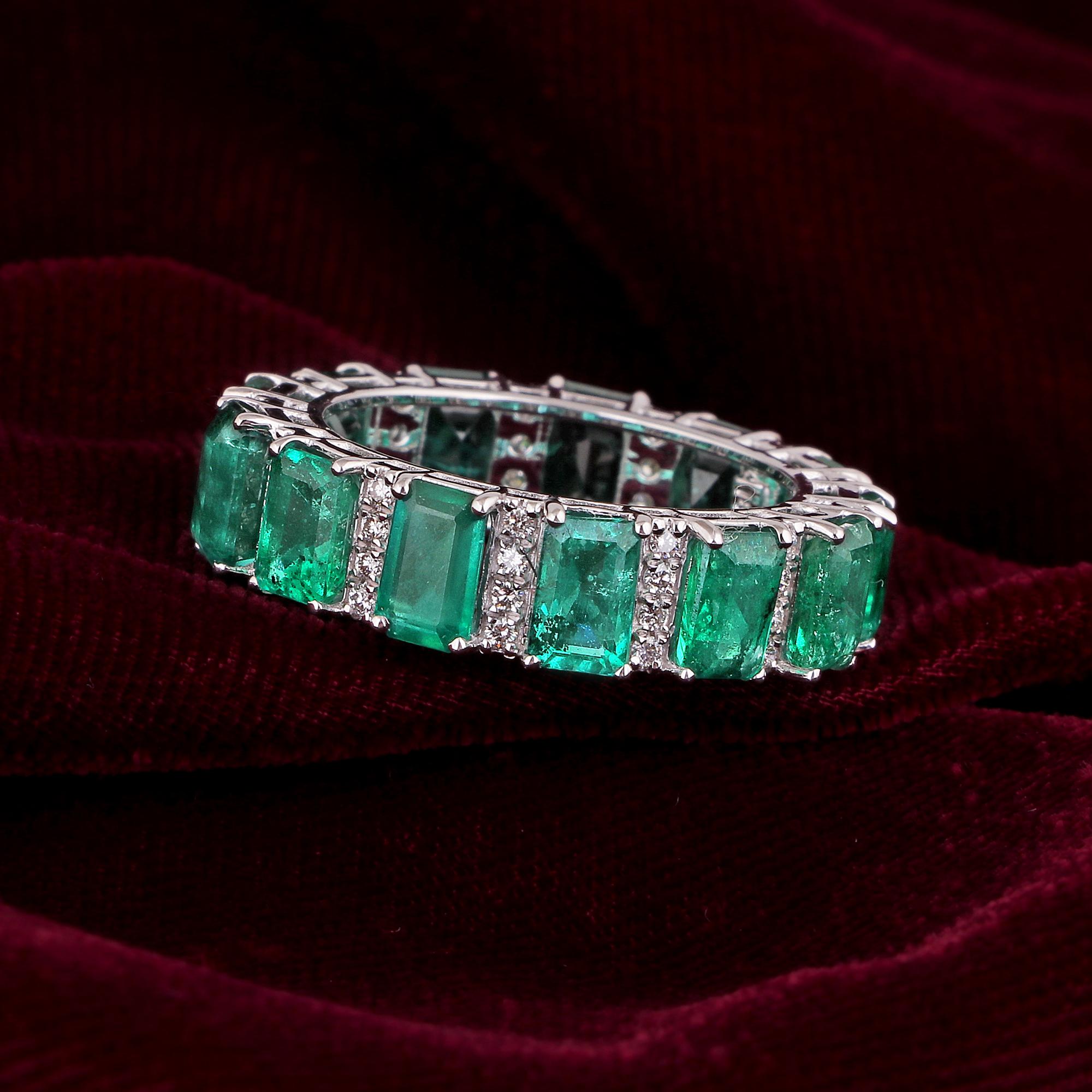 Moderne Bague jonc en or blanc 18 carats pavé de diamants et d'émeraudes de Zambie en vente