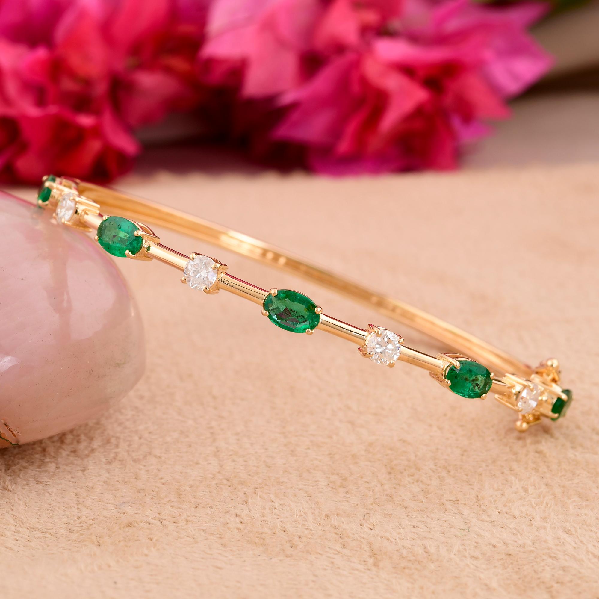 Women's Zambian Emerald Gemstone Bangle SI/HI Diamond Fine Bracelet 18 Karat Yellow Gold For Sale