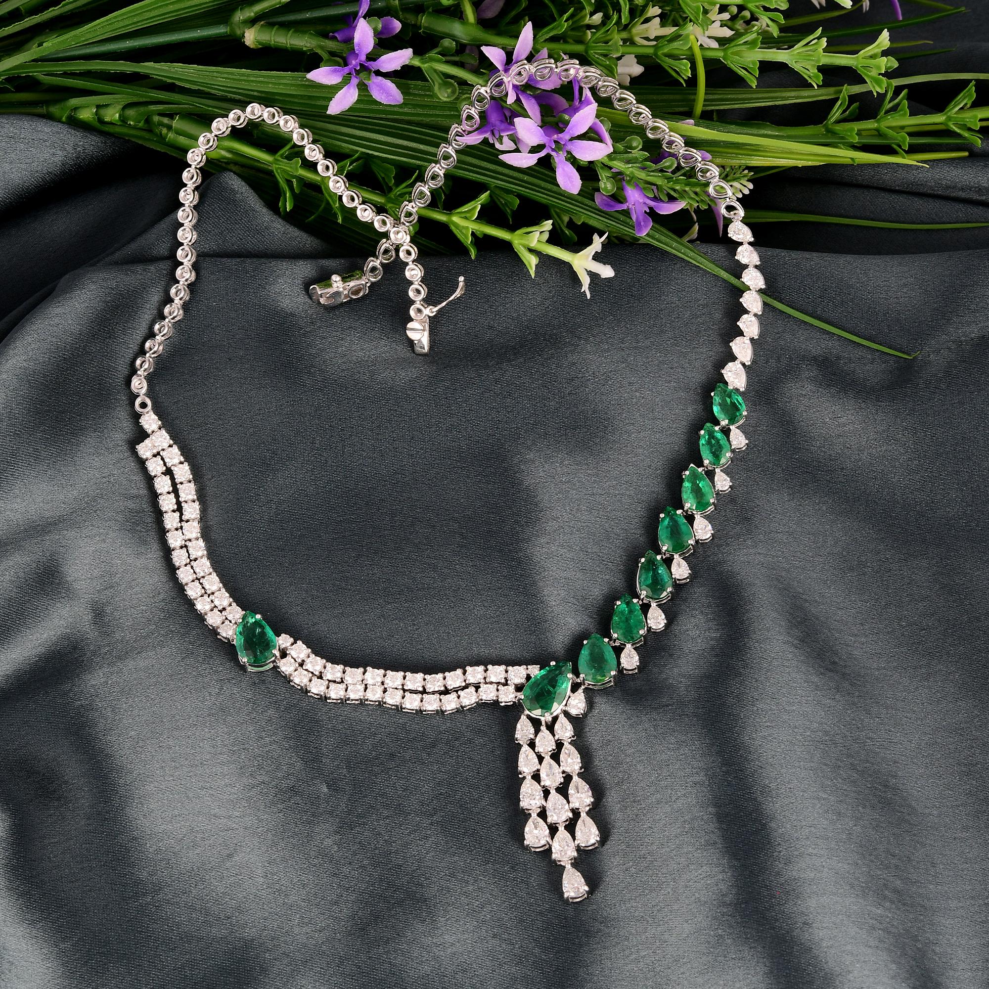 Natürlicher Smaragd-Edelstein-Halskette mit Diamanten aus 18 Karat Weißgold (Moderne) im Angebot