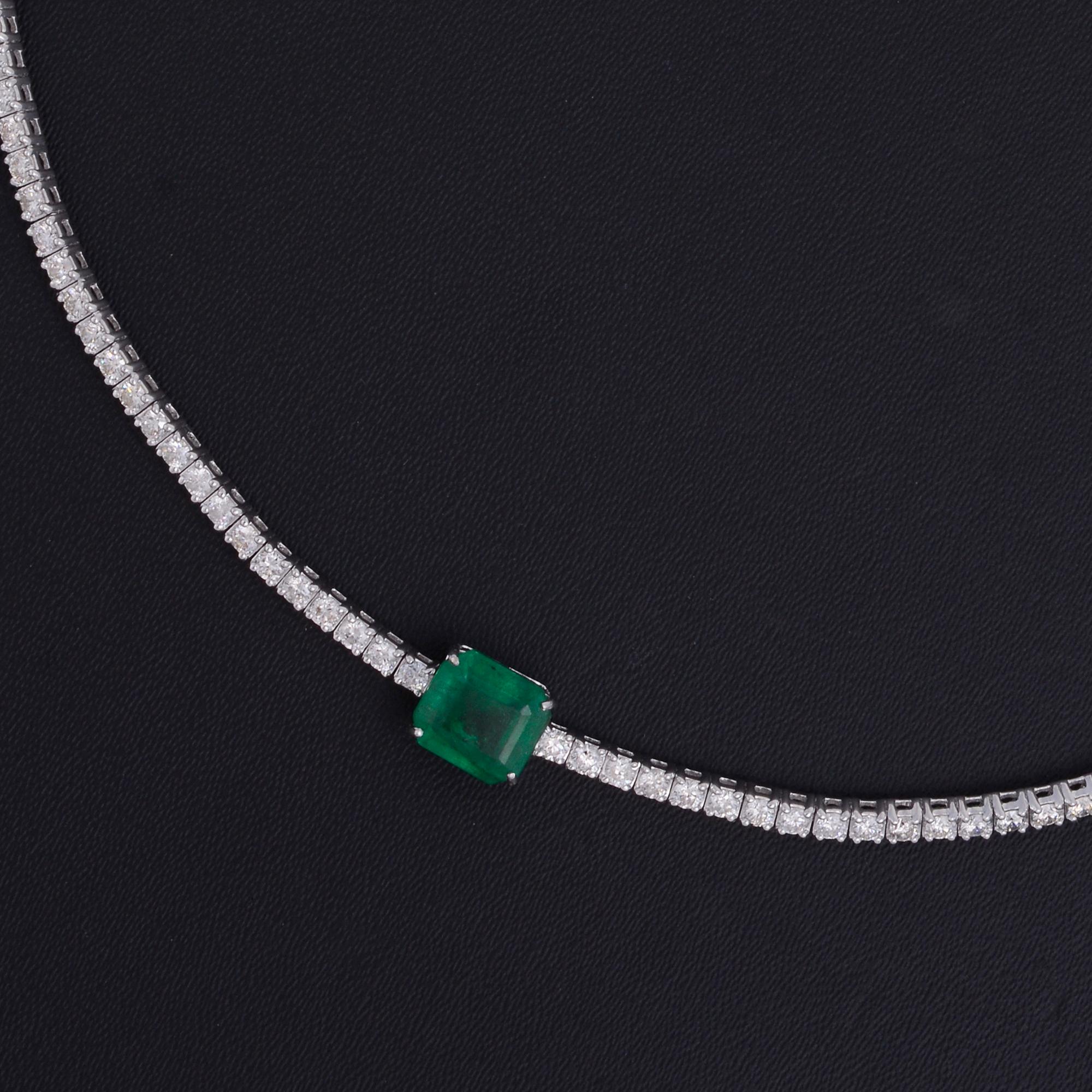 Natürlicher Smaragd-Edelstein-Halskette Diamant-Schmuck aus massivem 18 Karat Weißgold (Moderne) im Angebot