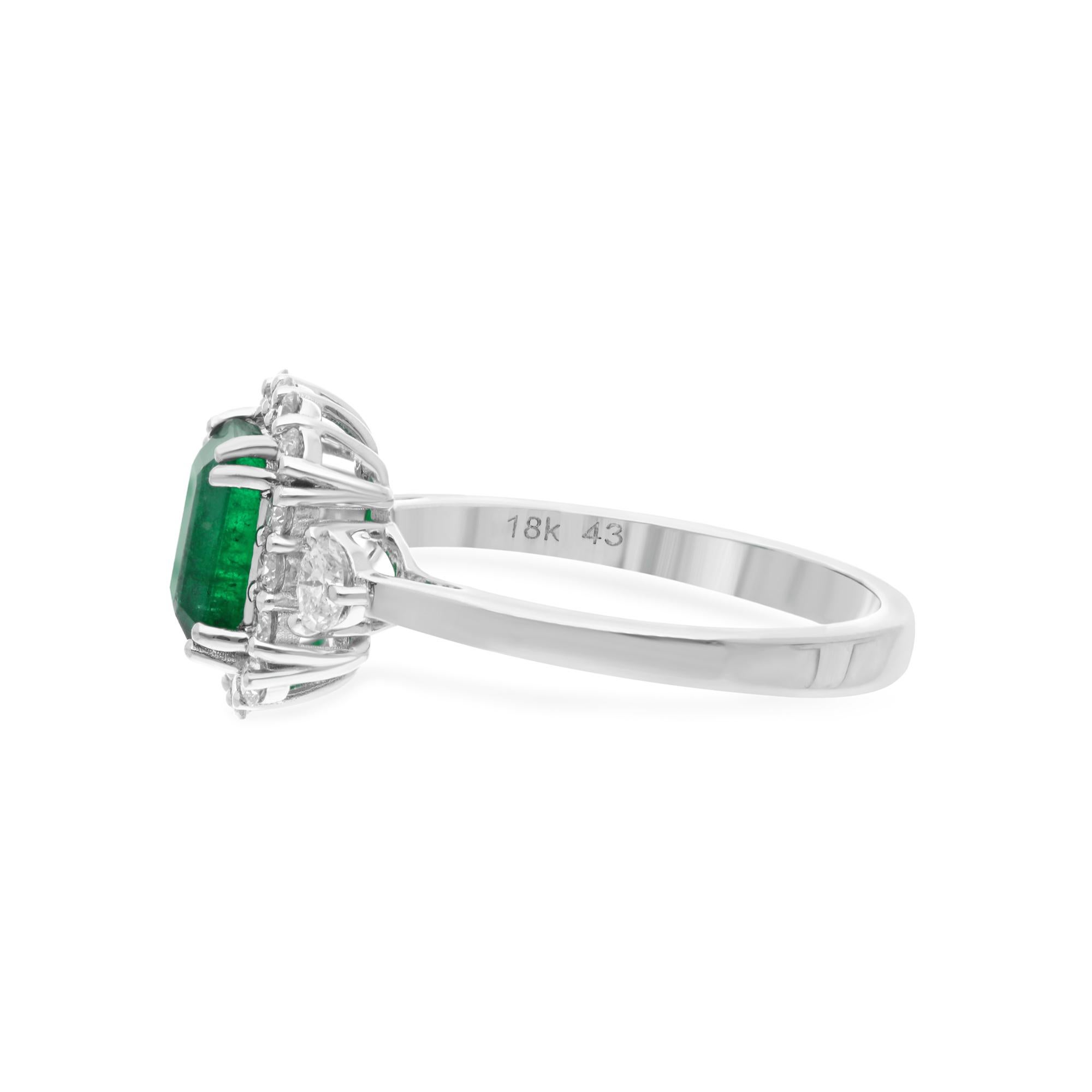 Treten Sie ins Rampenlicht mit der hypnotisierenden Anziehungskraft des Cocktailrings mit sambischem Smaragd und Diamanten, der aus luxuriösem 18 Karat Weißgold gefertigt ist. Dieser exquisite Ring ist ein wahres Schmuckstück, das die Blicke auf