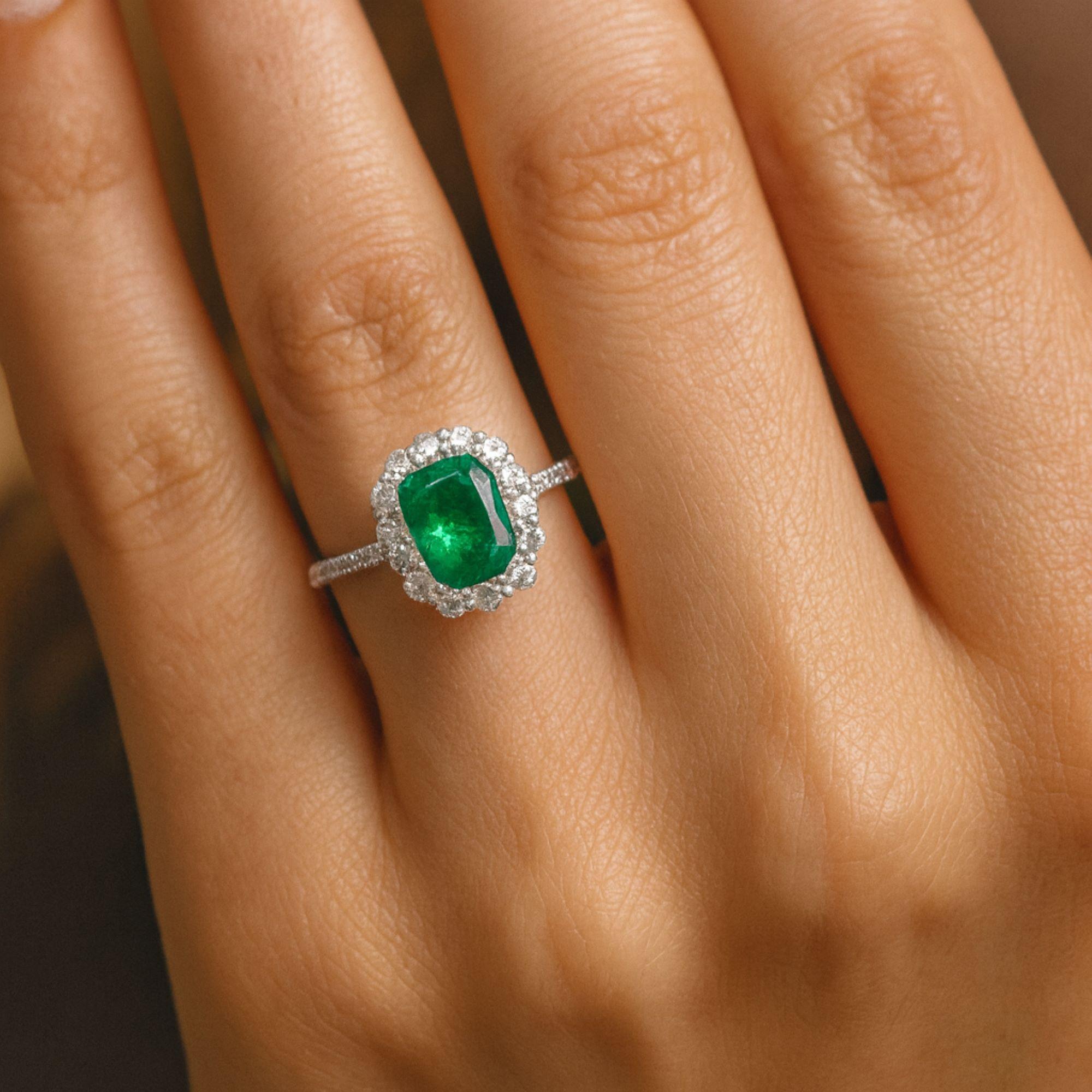 En venta: Esmeralda de Zambia Piedra preciosa Anillo de cóctel Diamante 18 Kilates Oro Blanco Joyería Fina  2