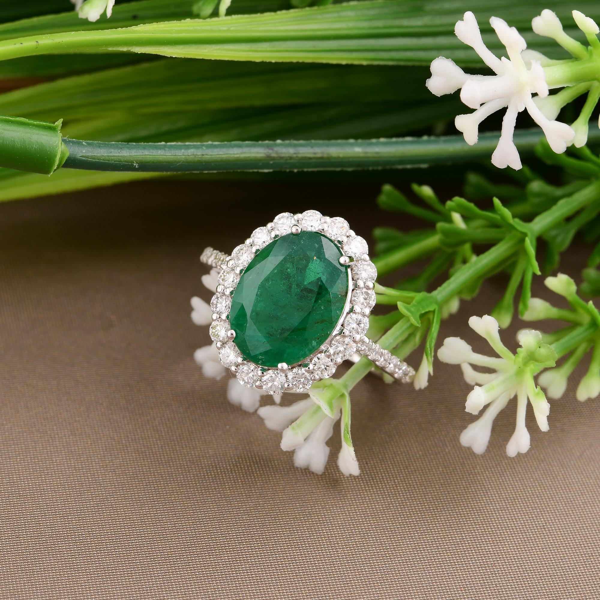 Zambian Emerald Gemstone Cocktail Ring Diamond 18 Karat White Gold Fine Jewelry In New Condition For Sale In Diera, Dubai