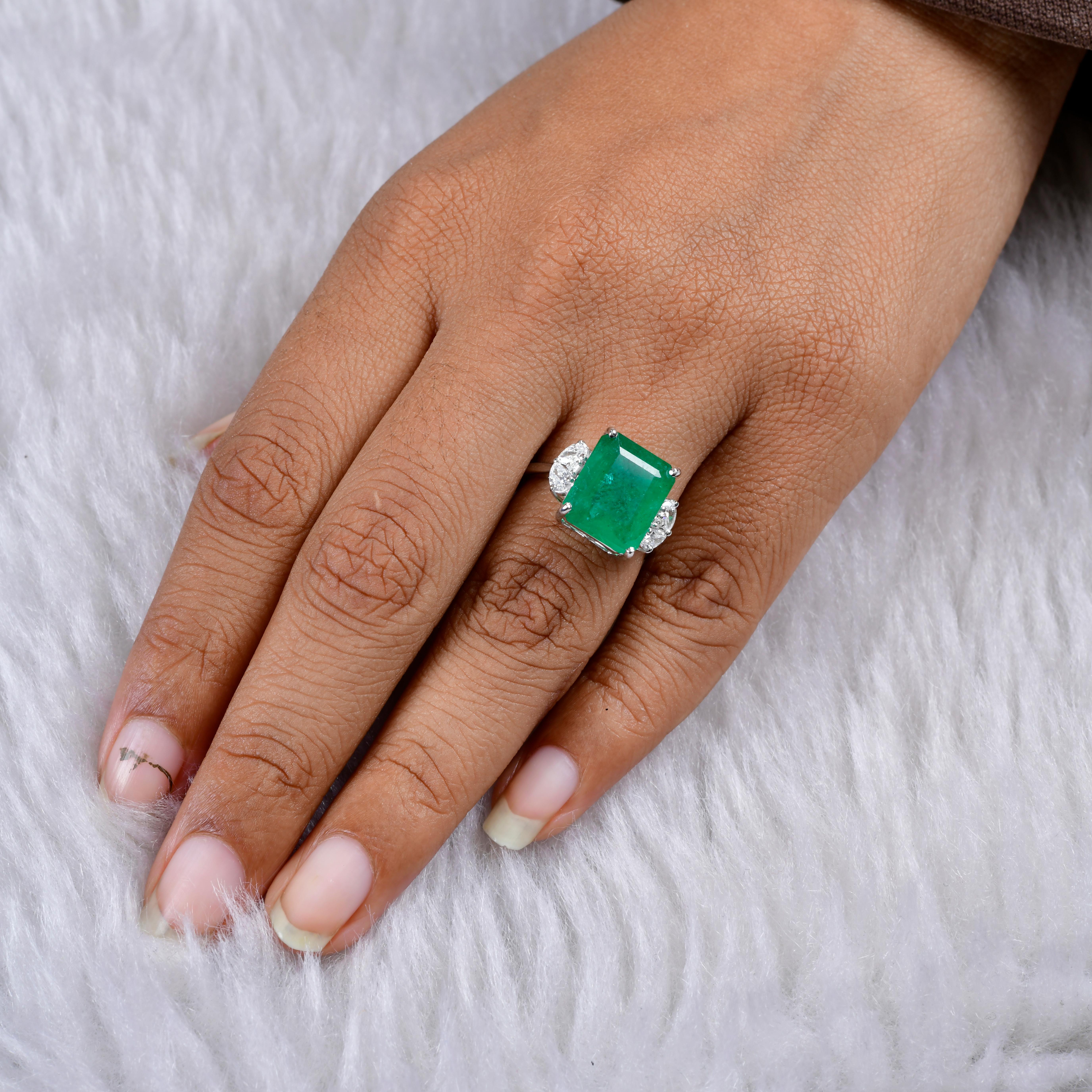 Zambian Emerald Gemstone Cocktail Ring Diamond 18k White Gold Handmade Jewelry For Sale 1