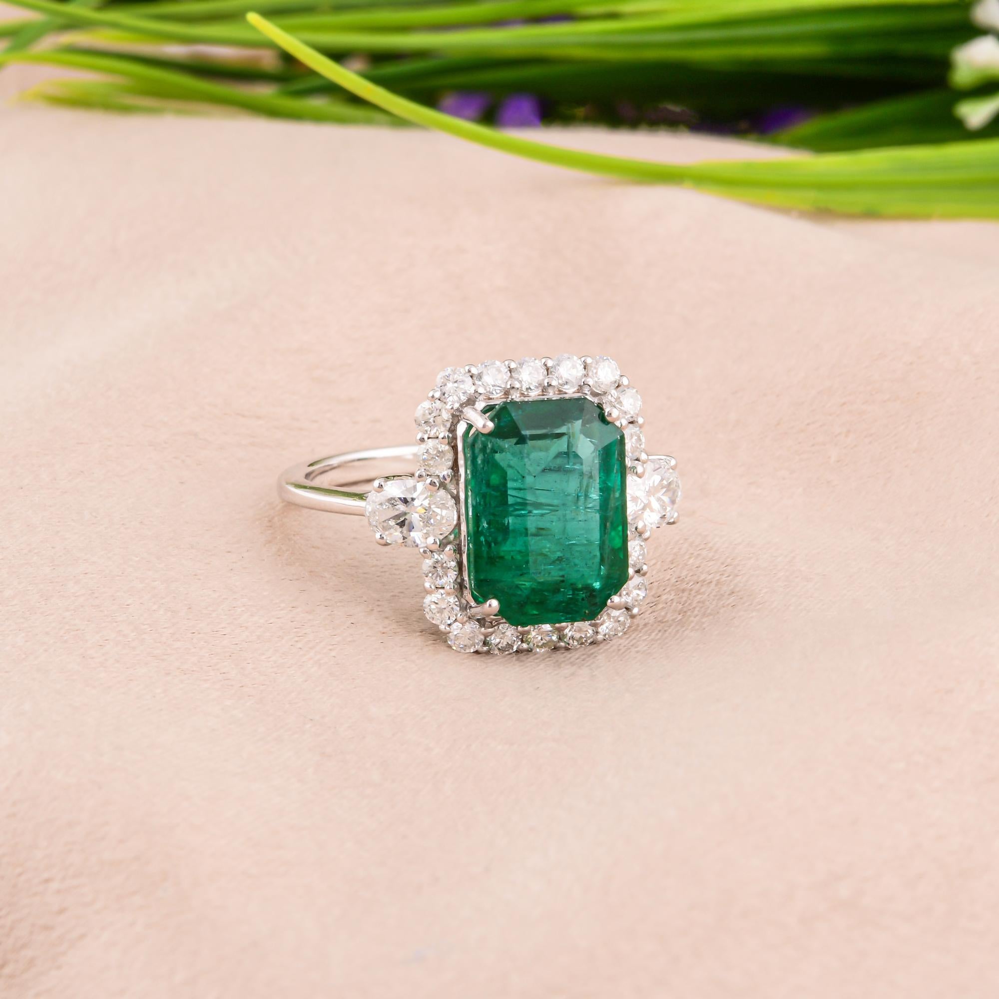Zambian Emerald Gemstone Cocktail Ring SI/H Diamond 14 Karat White Gold Jewelry In New Condition For Sale In Diera, Dubai