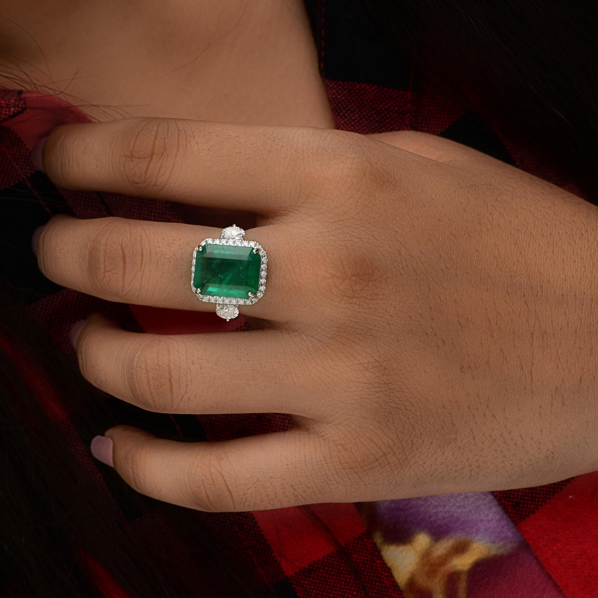Zambian Emerald Gemstone Cocktail Ring SI/H Diamond 14 Karat White Gold Jewelry In New Condition For Sale In Diera, Dubai