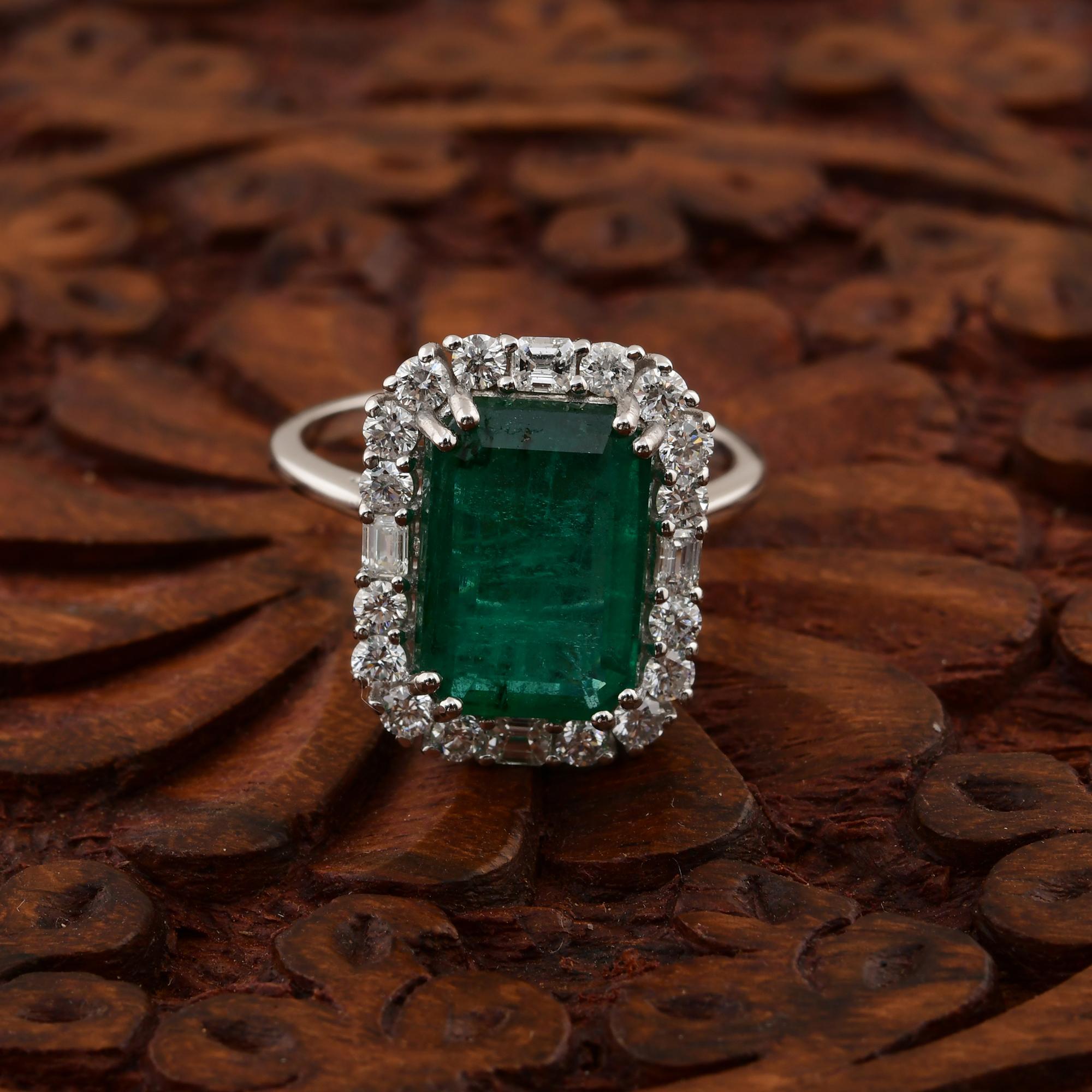 Zambian Emerald Gemstone Cocktail Ring SI/H Diamond 14 Karat White Gold Jewelry In New Condition For Sale In Diera, Dubai