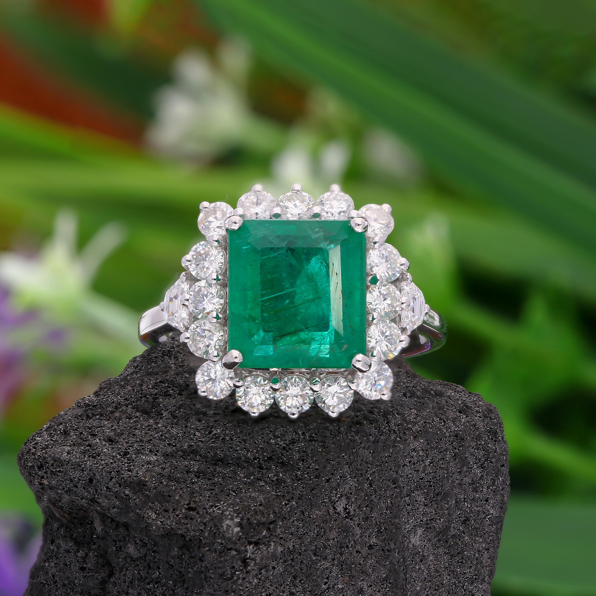 Modern Zambian Emerald Gemstone Cocktail Ring SI/H Diamond 18 Karat White Gold Jewelry For Sale