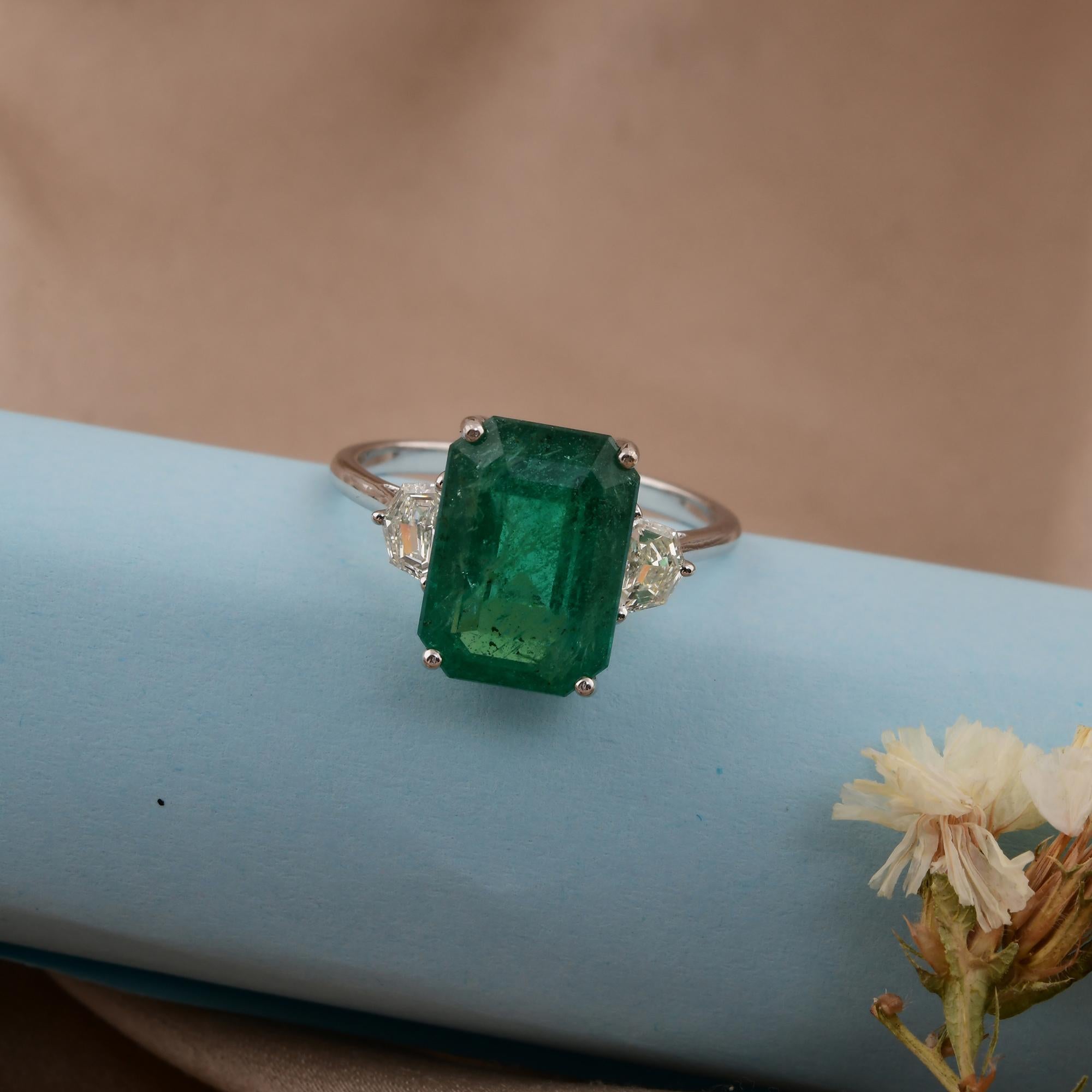 Modern Zambian Emerald Gemstone Cocktail Ring SI/H Diamond 18 Karat White Gold Jewelry For Sale