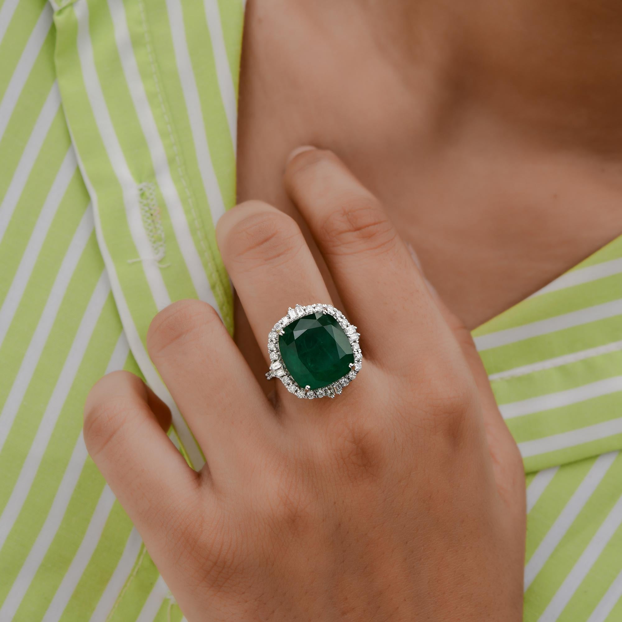 Zambian Emerald Gemstone Cocktail Ring SI/H Diamond 18 Karat White Gold Jewelry In New Condition In Diera, Dubai