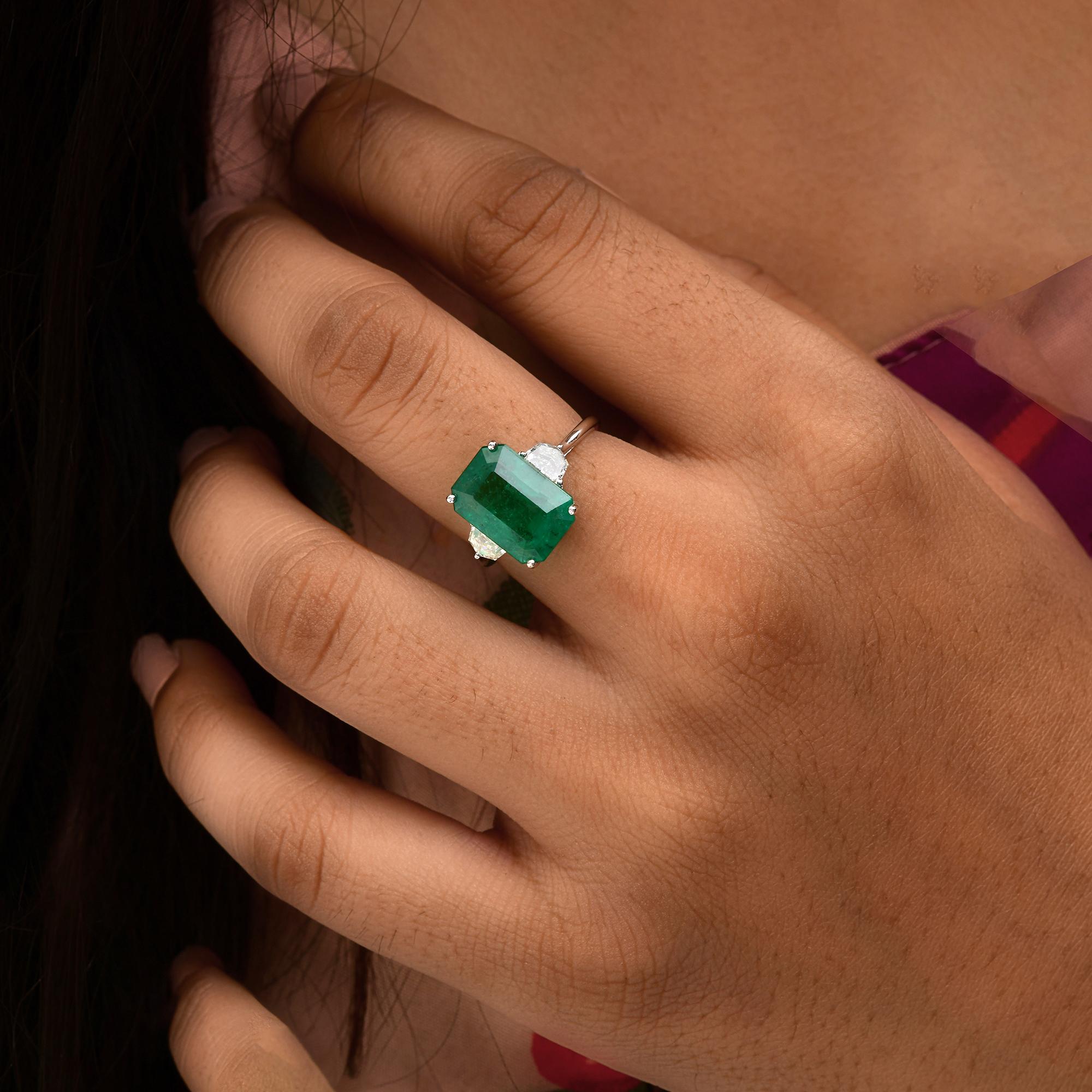 Zambian Emerald Gemstone Cocktail Ring SI/H Diamond 18 Karat White Gold Jewelry In New Condition For Sale In Diera, Dubai