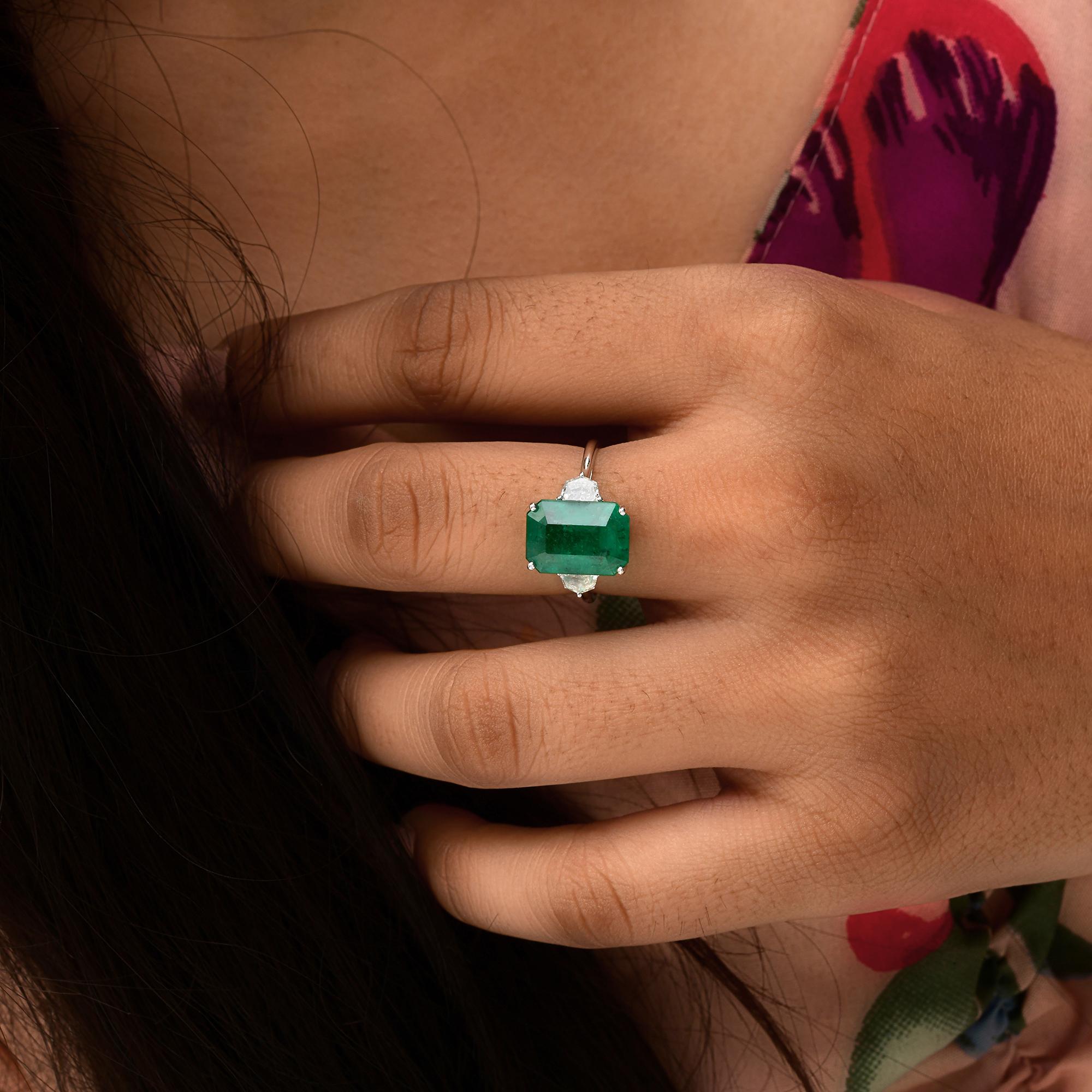Women's Zambian Emerald Gemstone Cocktail Ring SI/H Diamond 18 Karat White Gold Jewelry For Sale