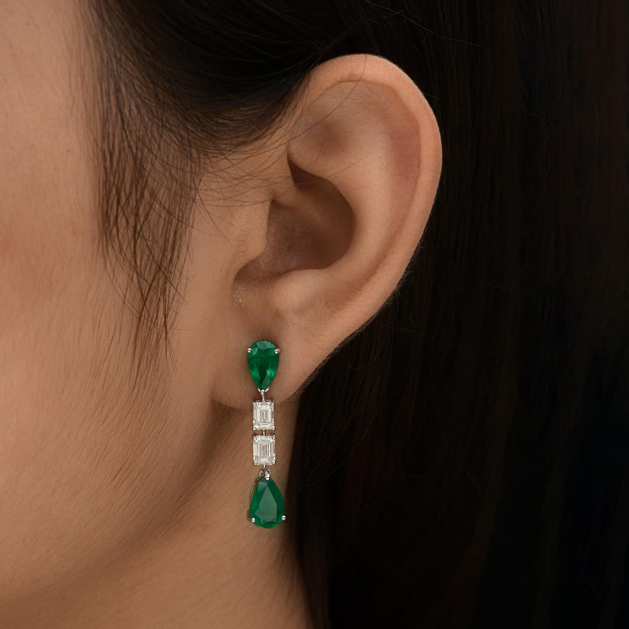Sambia Smaragd Edelstein Ohrringe Diamant 18 Karat Weißgold Schmuck
Diese Ohrringe bestehen aus zwei Smaragden im Birnenschliff, die einander gegenüberliegen, und einem Diamanten im Smaragdschliff, der die beiden Smaragde miteinander verbindet und