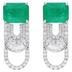 Boucles d'oreilles pendantes en or blanc 18 carats avec diamant et émeraude de Zambie