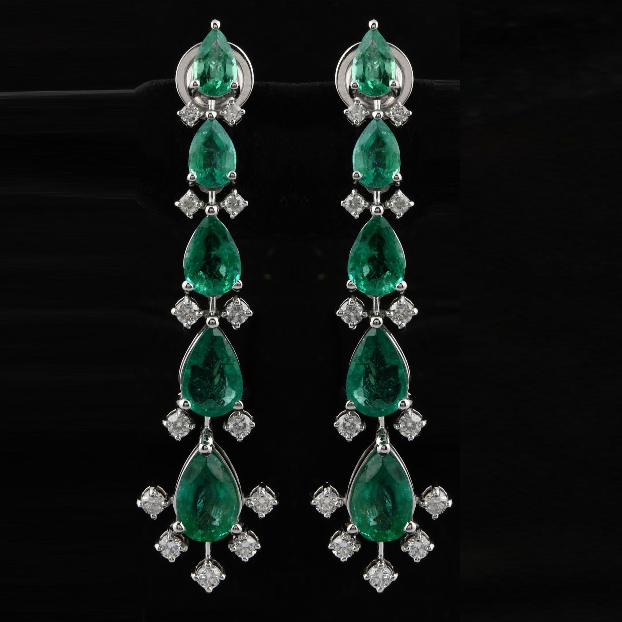 Moderne Boucles d'oreilles pendantes en or blanc 18 carats avec diamant et émeraude de Zambie en vente