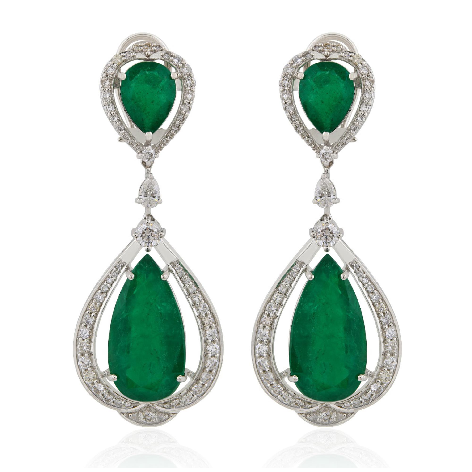 Wir stellen Ihnen unsere neueste Errungenschaft in Sachen Luxus vor: die sambischen Smaragd-Ohrringe, die sorgfältig aus 18 Karat Weißgold gefertigt und mit strahlenden Diamanten verziert sind. Diese Ohrringe sind nicht nur ein Accessoire, sondern