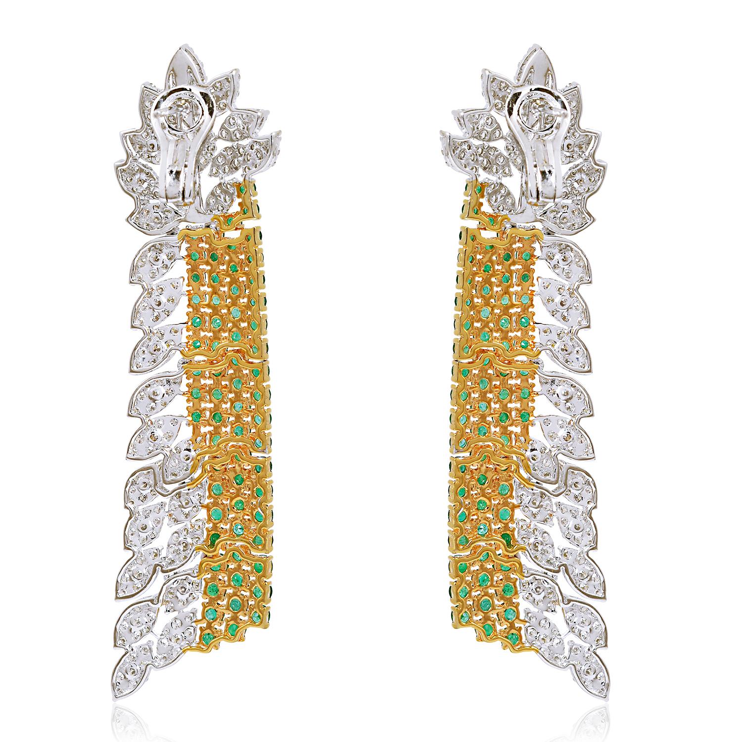 Moderne Boucles d'oreilles pendantes en or jaune 18 carats avec diamant et pierre d'émeraude naturelle en vente