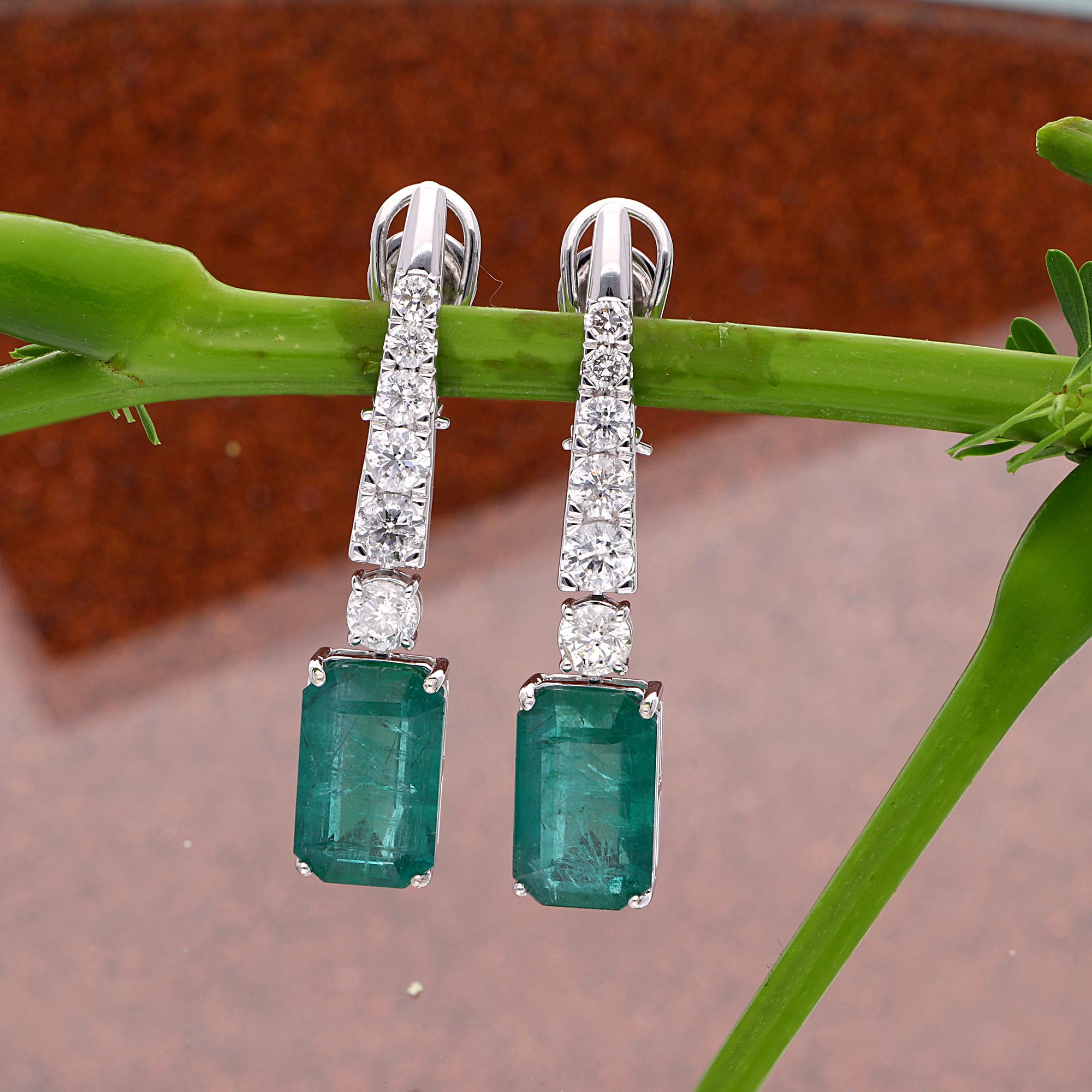 Modern Natural Emerald Gemstone Dangle Earrings Round Diamond 18k White Gold Jewelry For Sale