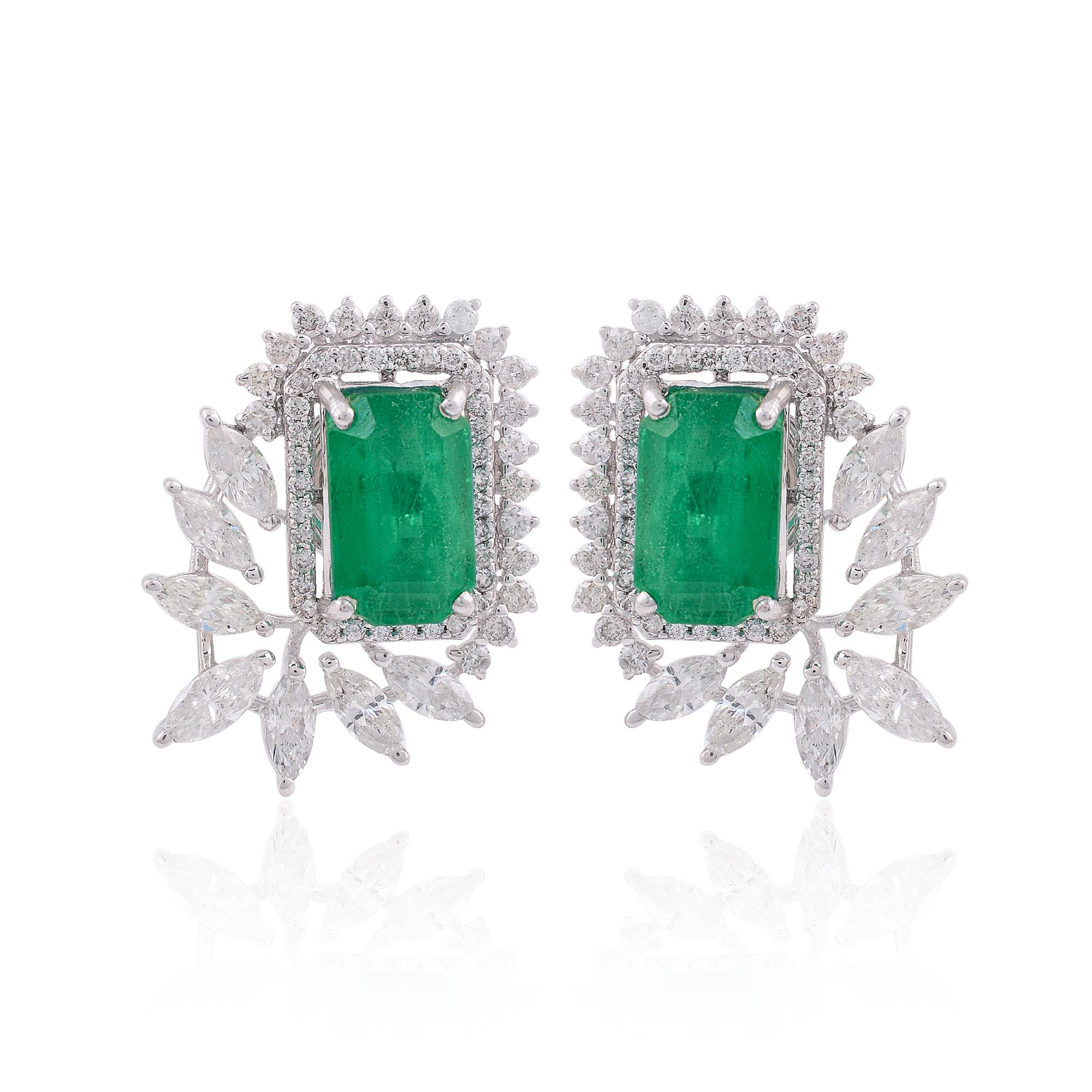 Fundidos en oro de 14 quilates, estos exquisitos pendientes llevan una esmeralda de Zambia de 2,70 quilates y 2,20 quilates de brillantes diamantes.

SIGUE LA TIENDA DE SPECTRUM JEWELS para ver la última colección y piezas exclusivas. Spectrum
