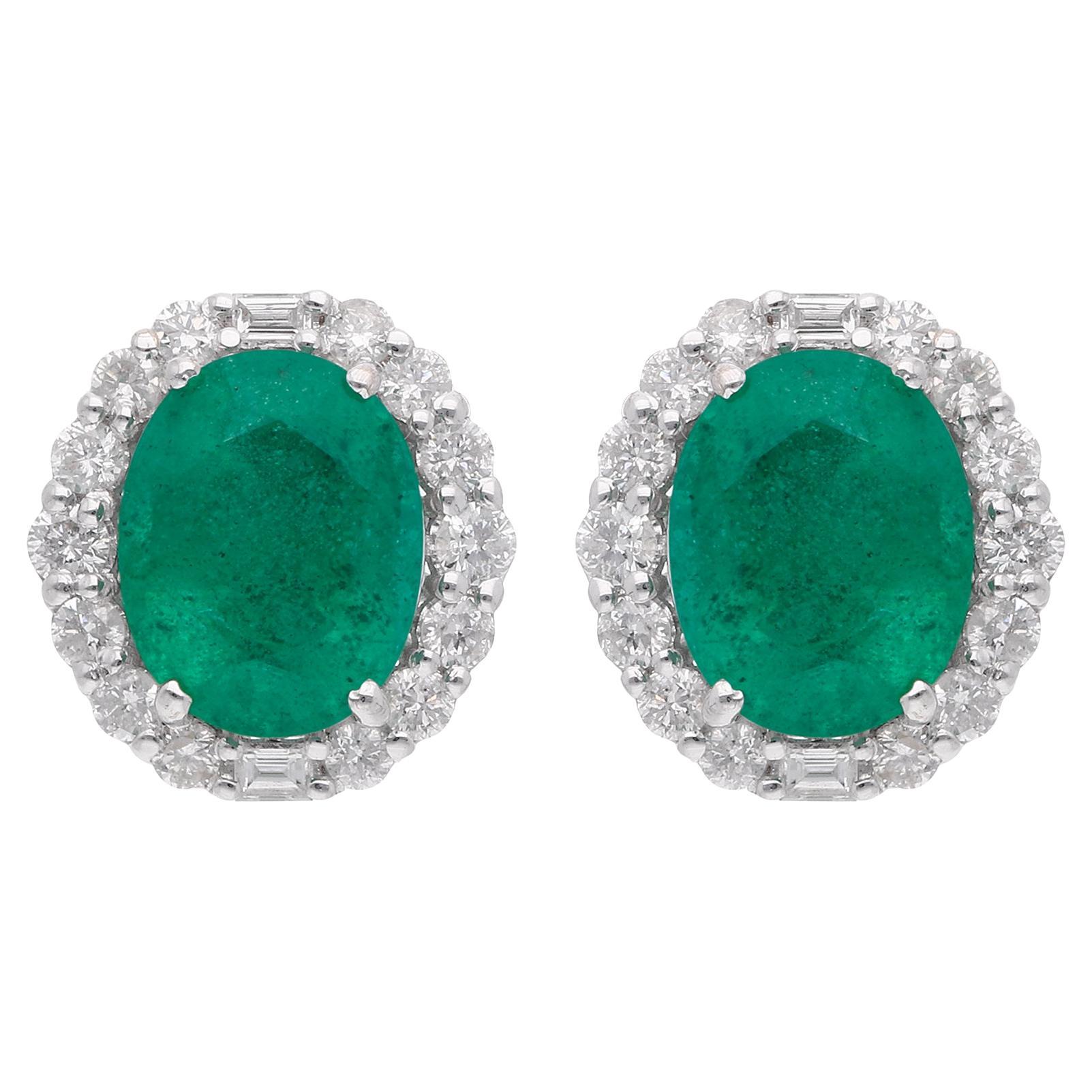 Clous d'oreilles en or blanc 14 carats avec émeraudes de Zambie et diamants baguettes