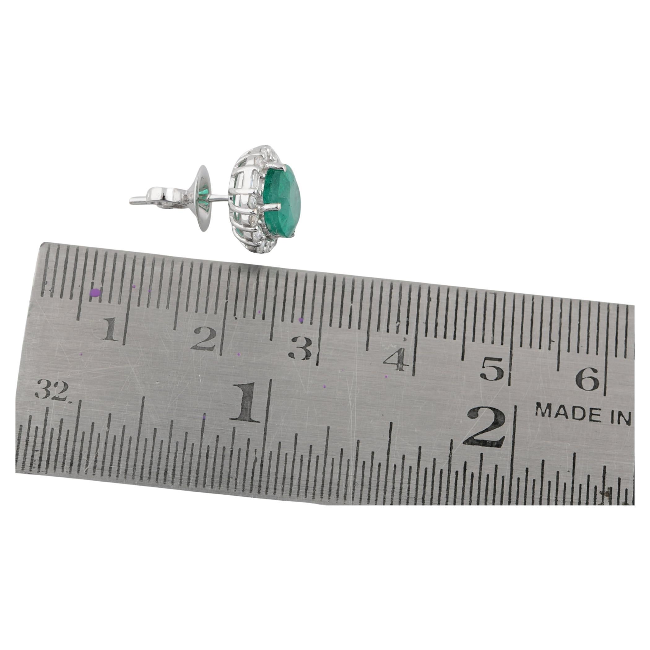 Natural Emerald Gemstone Fine Stud Earrings Baguette Diamond 18 Karat White Gold In New Condition For Sale In Diera, Dubai